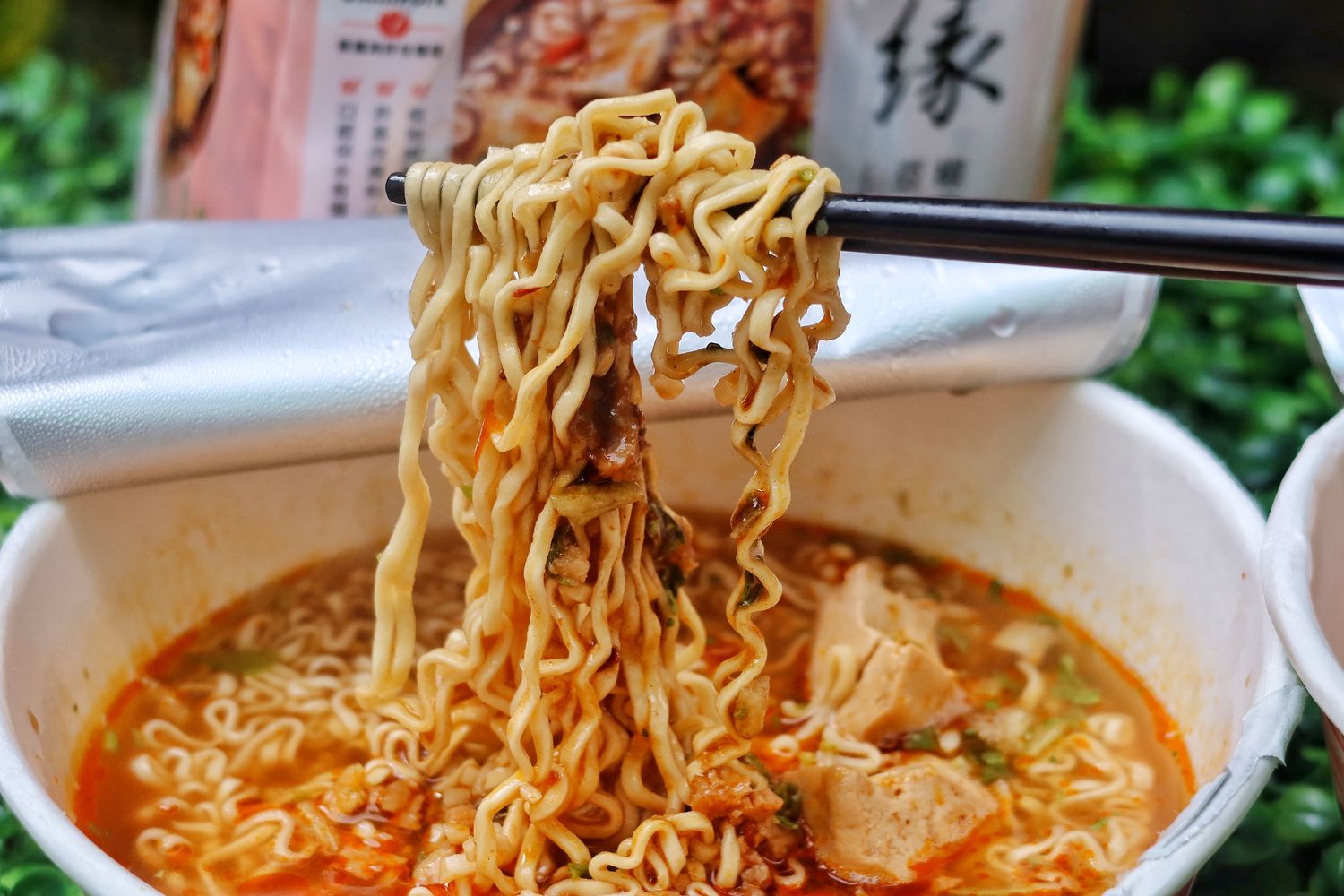 【素食泡麵】蔬食飲食者的最愛「隨緣泡麵」，新豬肉系列上市啦! 塔香新豬肉拌麵跟椒香豆腐新豬肉麵，香到讓人一吃就上癮! @混血珊莎的奇幻旅程