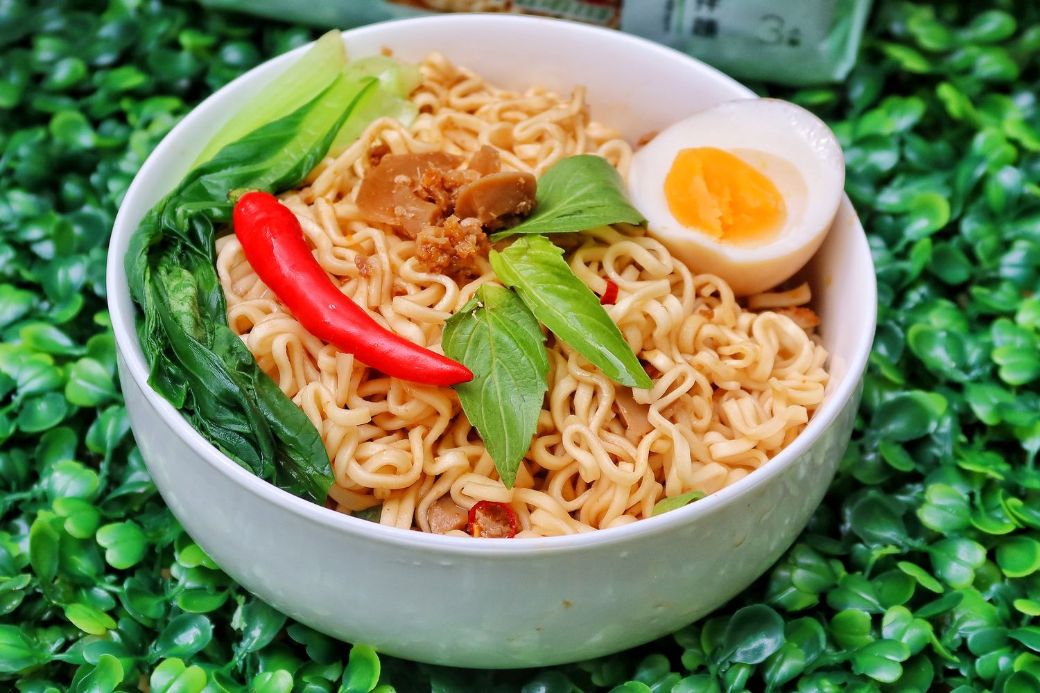 【素食泡麵】蔬食飲食者的最愛「隨緣泡麵」，新豬肉系列上市啦! 塔香新豬肉拌麵跟椒香豆腐新豬肉麵，香到讓人一吃就上癮! @混血珊莎的奇幻旅程