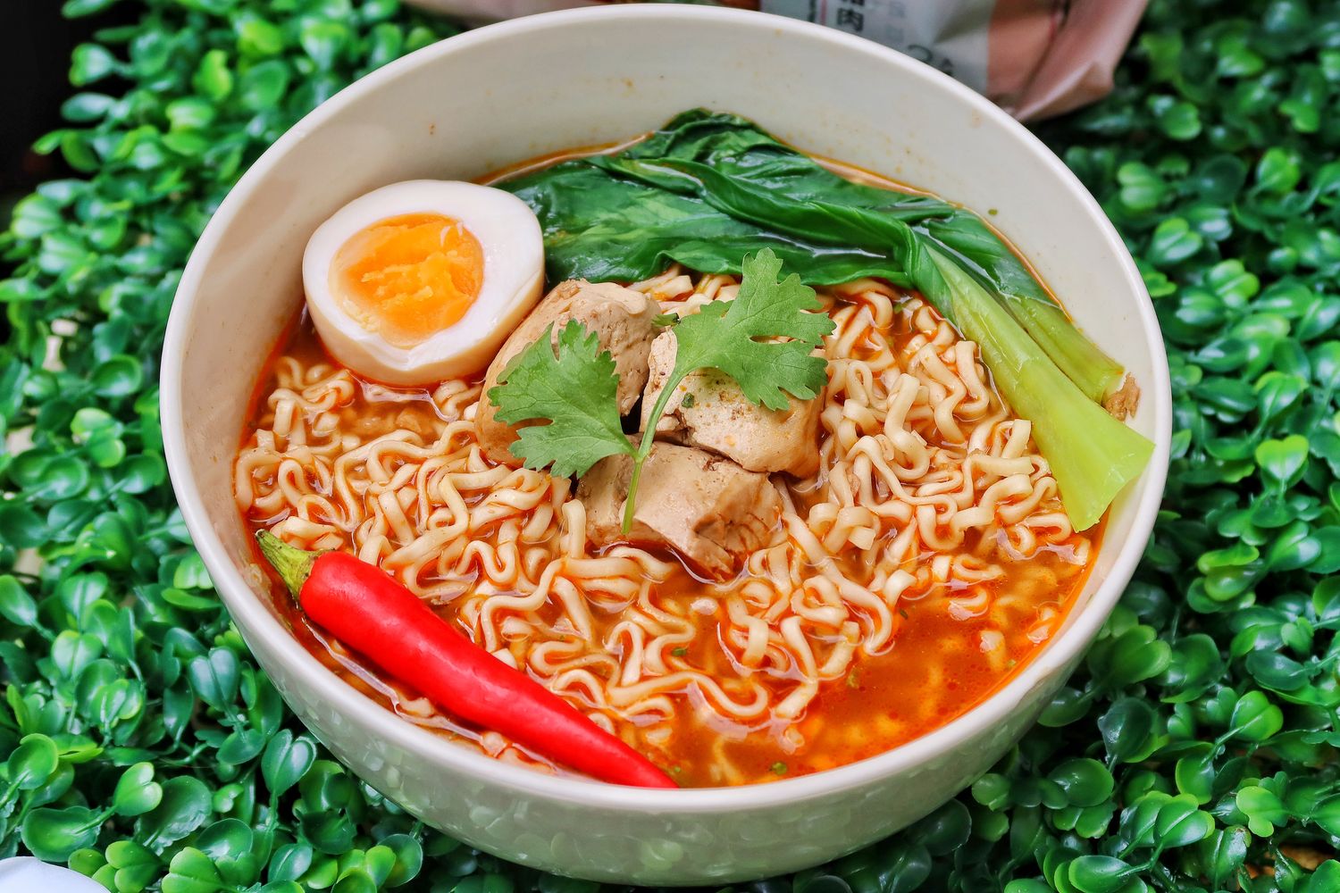【素食泡麵】蔬食飲食者的最愛「隨緣泡麵」，新豬肉系列上市啦! 塔香新豬肉拌麵跟椒香豆腐新豬肉麵，香到讓人一吃就上癮! @混血珊莎的奇幻旅程