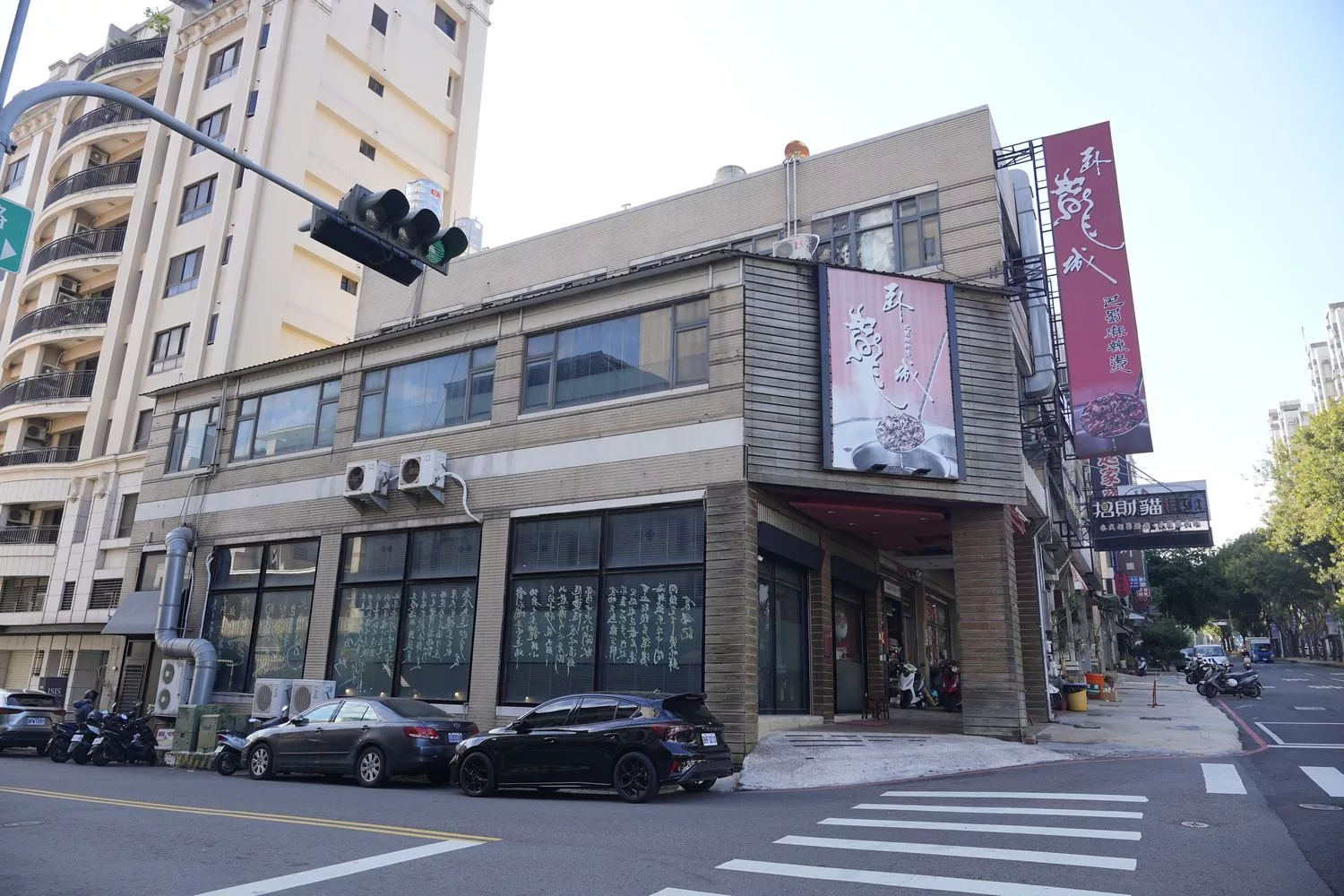 【台中西屯火鍋】臥龍城麻辣火鍋，道地四川老火鍋，雙人海陸饗宴超澎派! @混血珊莎的奇幻旅程