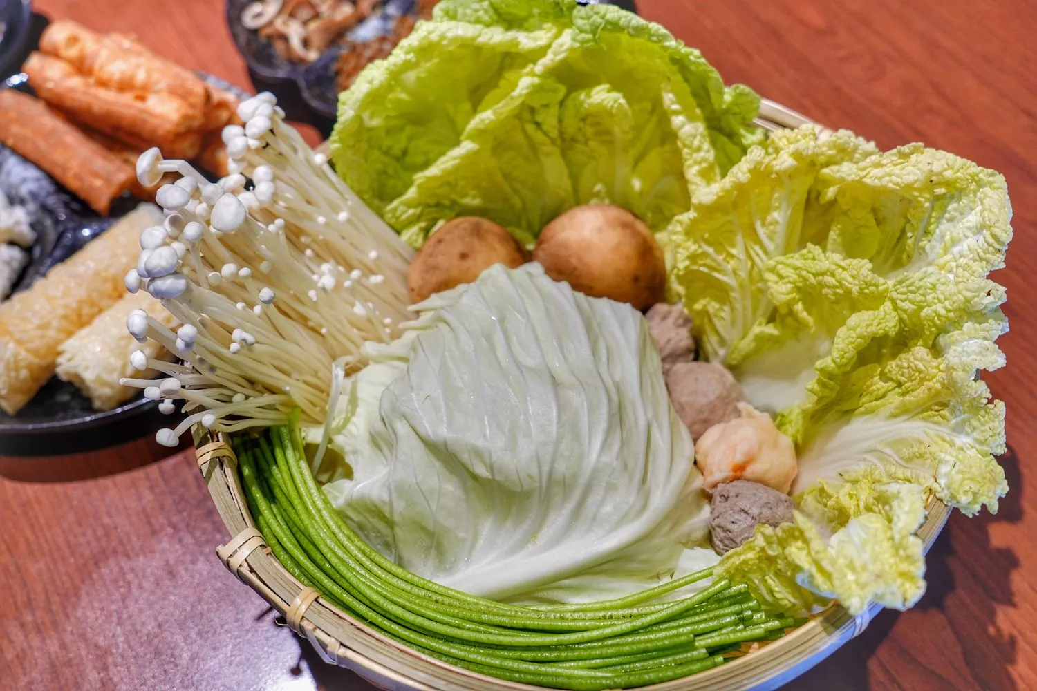 【台中西屯火鍋】臥龍城麻辣火鍋，道地四川老火鍋，雙人海陸饗宴超澎派! @混血珊莎的奇幻旅程
