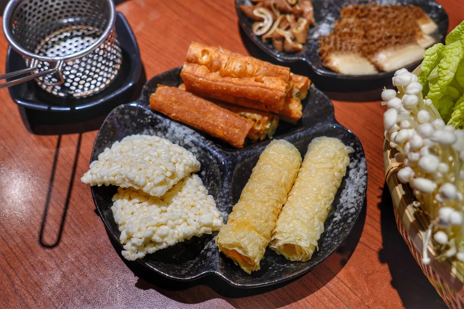 【台中西屯火鍋】臥龍城麻辣火鍋，道地四川老火鍋，雙人海陸饗宴超澎派! @混血珊莎的奇幻旅程