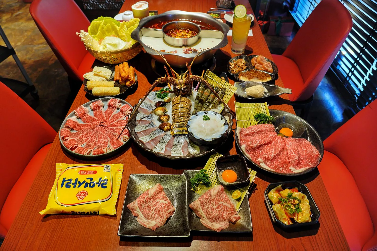 【台中西屯火鍋】臥龍城麻辣火鍋，道地四川老火鍋，雙人海陸饗宴超澎派! @混血珊莎的奇幻旅程