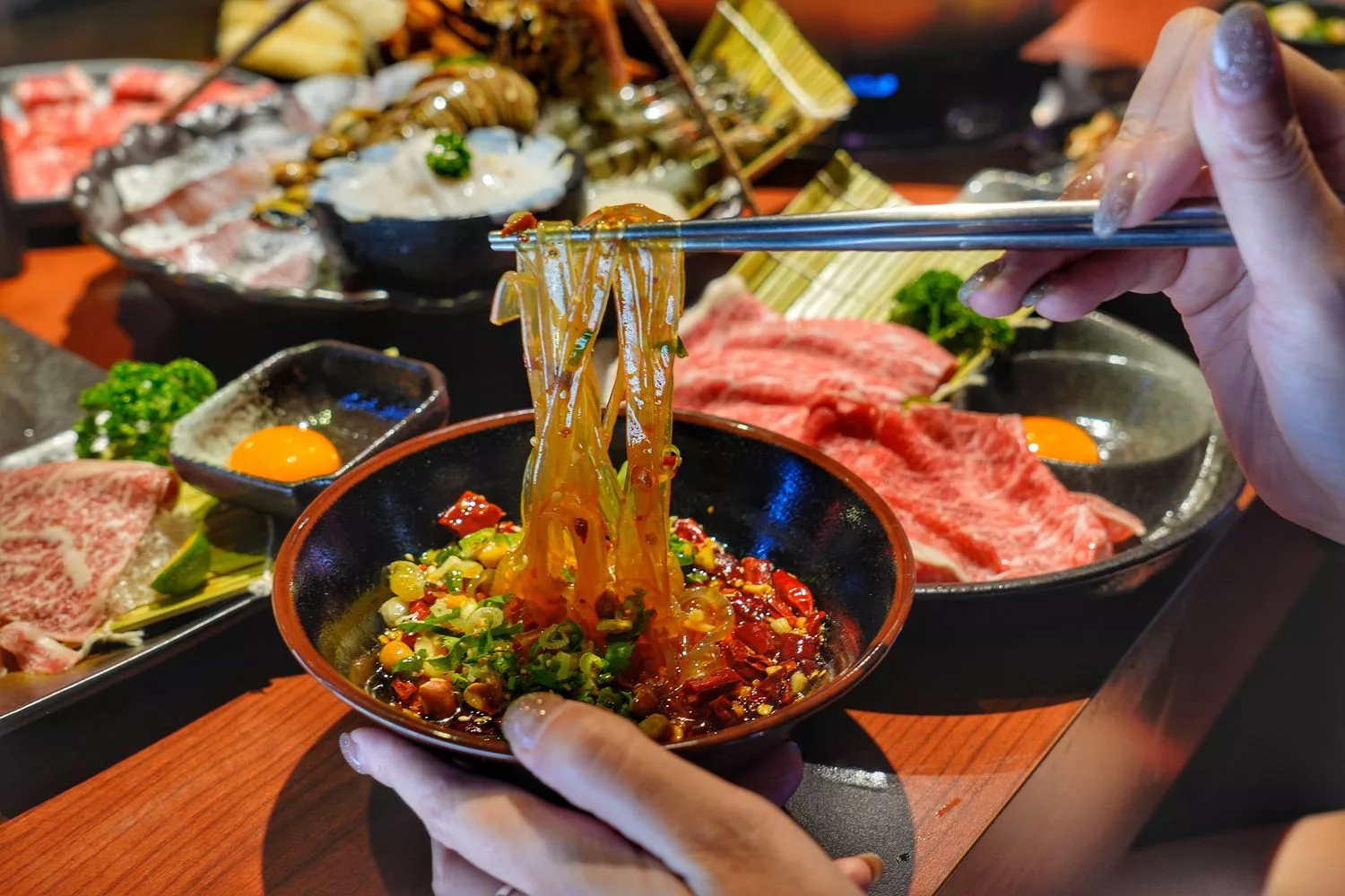 【台中西屯火鍋】臥龍城麻辣火鍋，道地四川老火鍋，雙人海陸饗宴超澎派! @混血珊莎的奇幻旅程