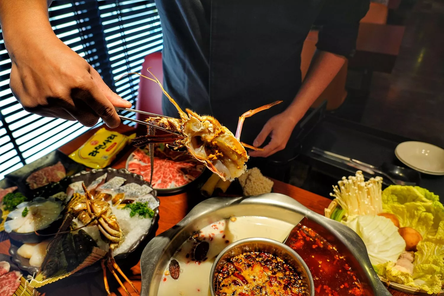 【台中西屯火鍋】臥龍城麻辣火鍋，道地四川老火鍋，雙人海陸饗宴超澎派! @混血珊莎的奇幻旅程