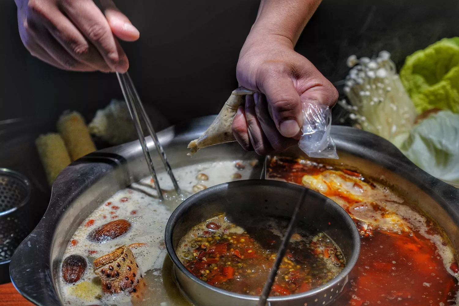 【台中西屯火鍋】臥龍城麻辣火鍋，道地四川老火鍋，雙人海陸饗宴超澎派! @混血珊莎的奇幻旅程