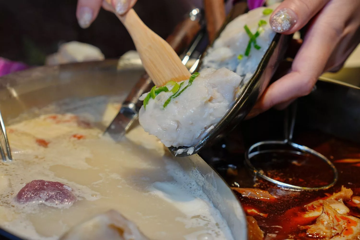 【岩漿火鍋 微風信義店】古法漢方麻辣湯，必吃黑毛和牛火焰炙燒豬，台北麻辣鍋推薦! @混血珊莎的奇幻旅程