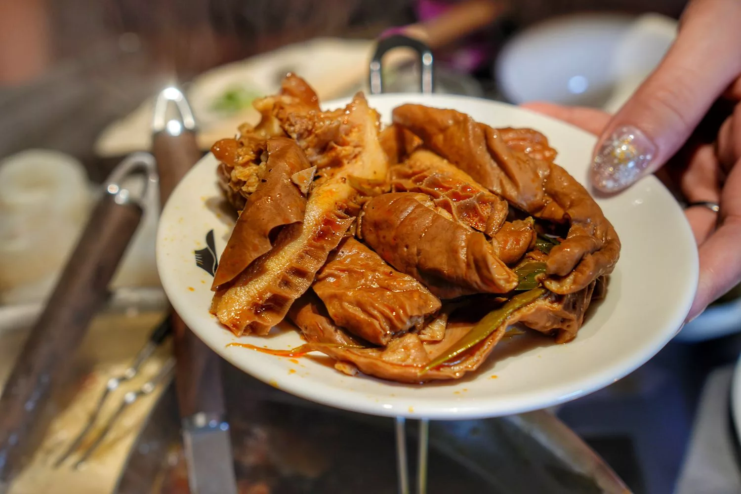 【岩漿火鍋 微風信義店】古法漢方麻辣湯，必吃黑毛和牛火焰炙燒豬，台北麻辣鍋推薦! @混血珊莎的奇幻旅程