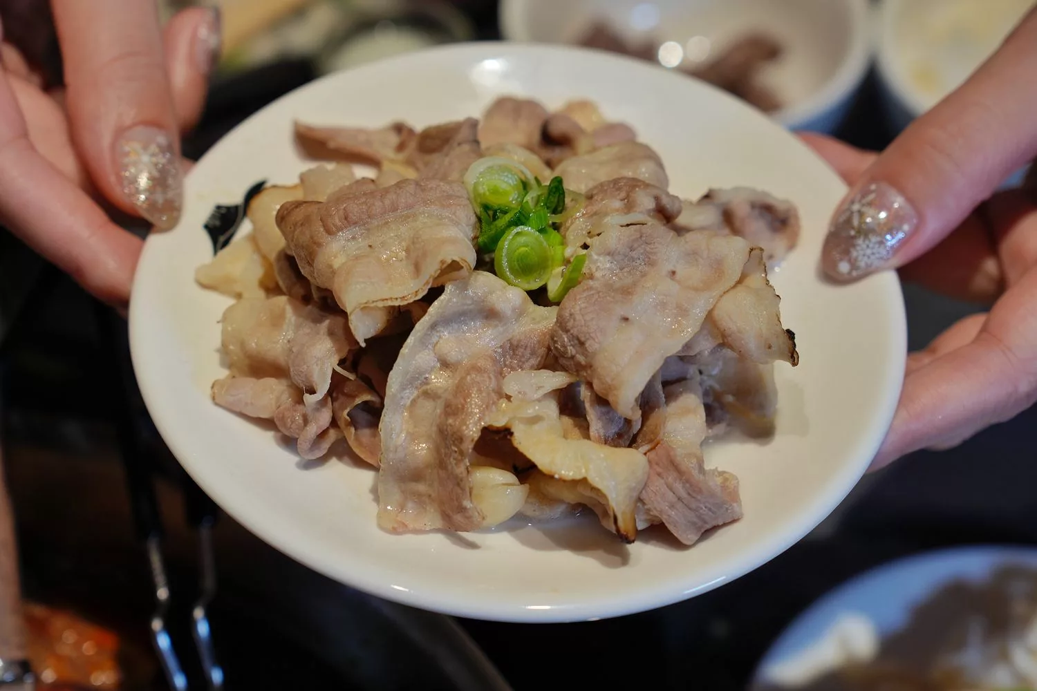 【岩漿火鍋 微風信義店】古法漢方麻辣湯，必吃黑毛和牛火焰炙燒豬，台北麻辣鍋推薦! @混血珊莎的奇幻旅程