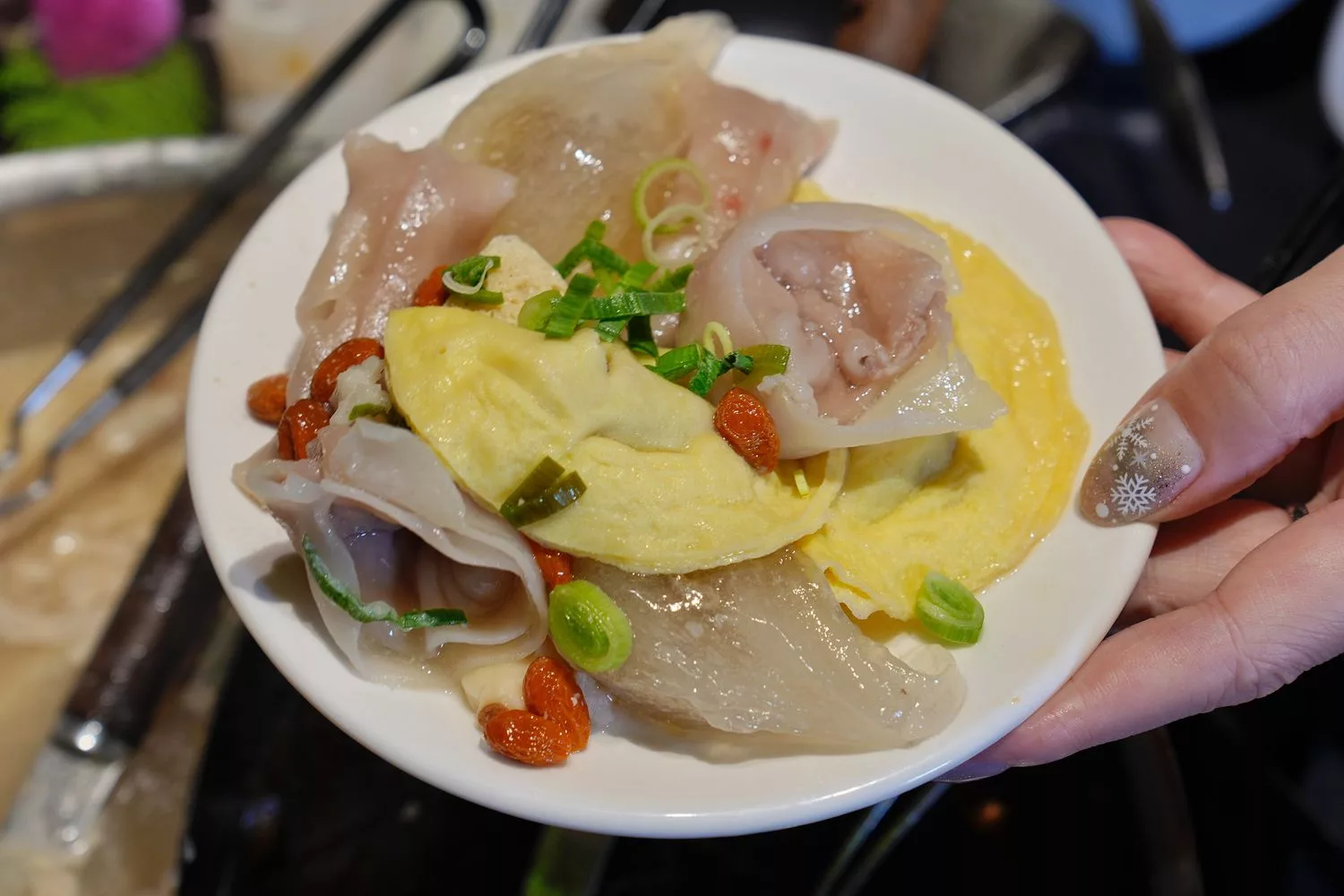 【岩漿火鍋 微風信義店】古法漢方麻辣湯，必吃黑毛和牛火焰炙燒豬，台北麻辣鍋推薦! @混血珊莎的奇幻旅程