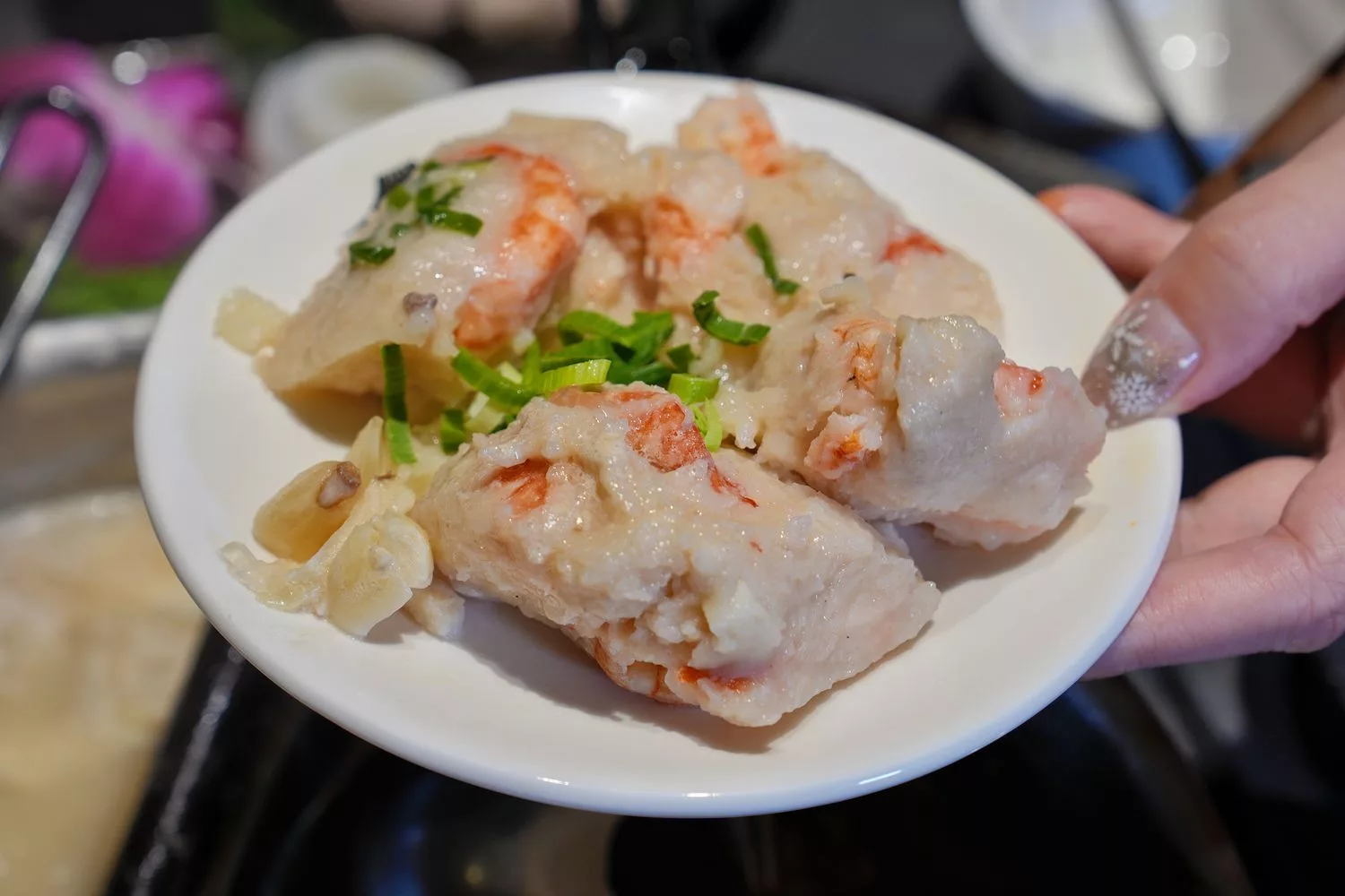 【岩漿火鍋 微風信義店】古法漢方麻辣湯，必吃黑毛和牛火焰炙燒豬，台北麻辣鍋推薦! @混血珊莎的奇幻旅程