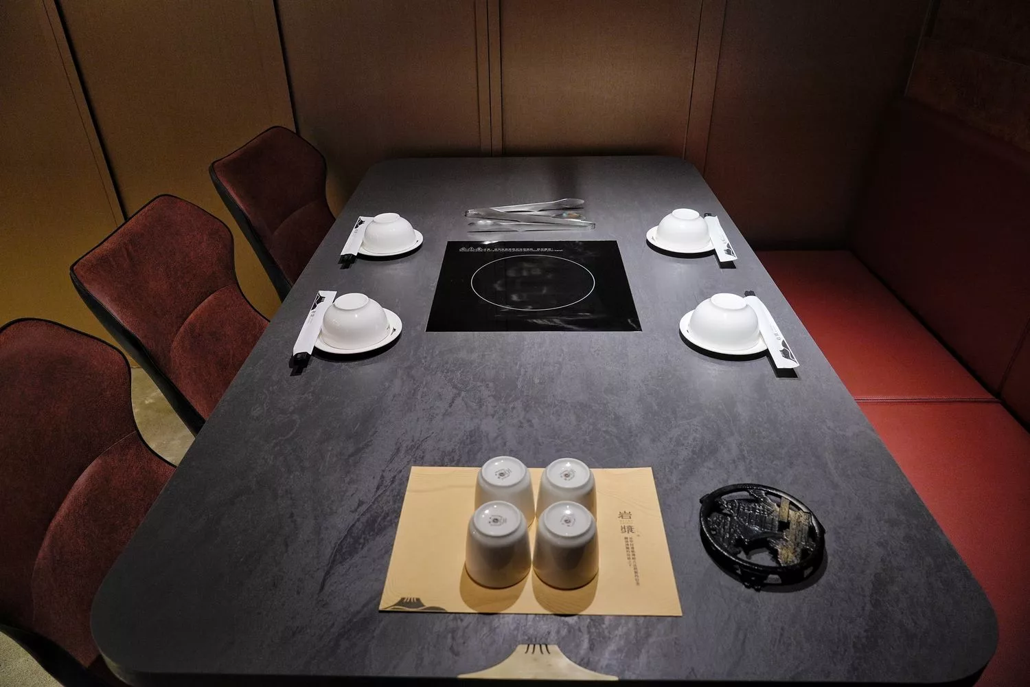 【岩漿火鍋 微風信義店】古法漢方麻辣湯，必吃黑毛和牛火焰炙燒豬，台北麻辣鍋推薦! @混血珊莎的奇幻旅程