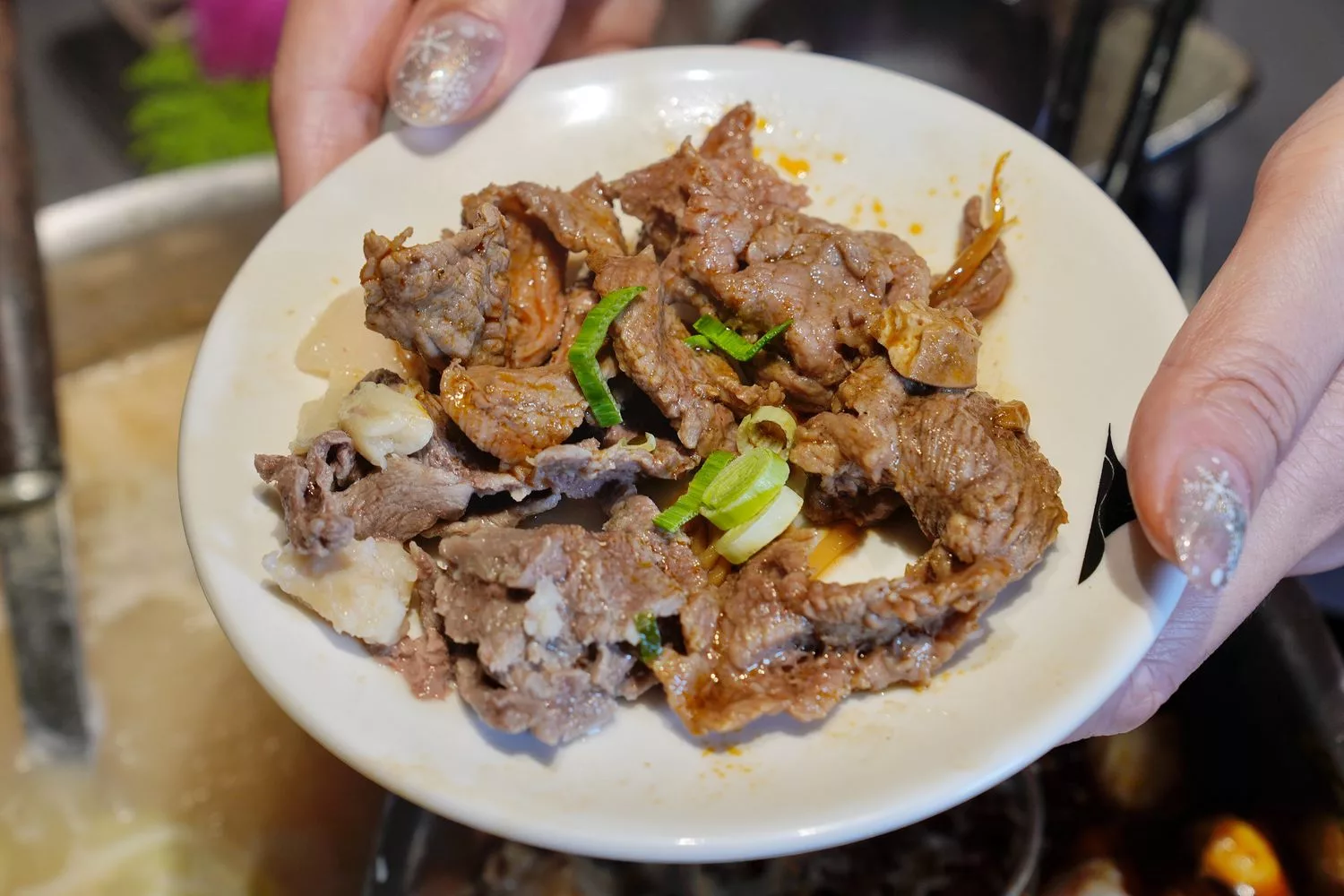 【岩漿火鍋 微風信義店】古法漢方麻辣湯，必吃黑毛和牛火焰炙燒豬，台北麻辣鍋推薦! @混血珊莎的奇幻旅程
