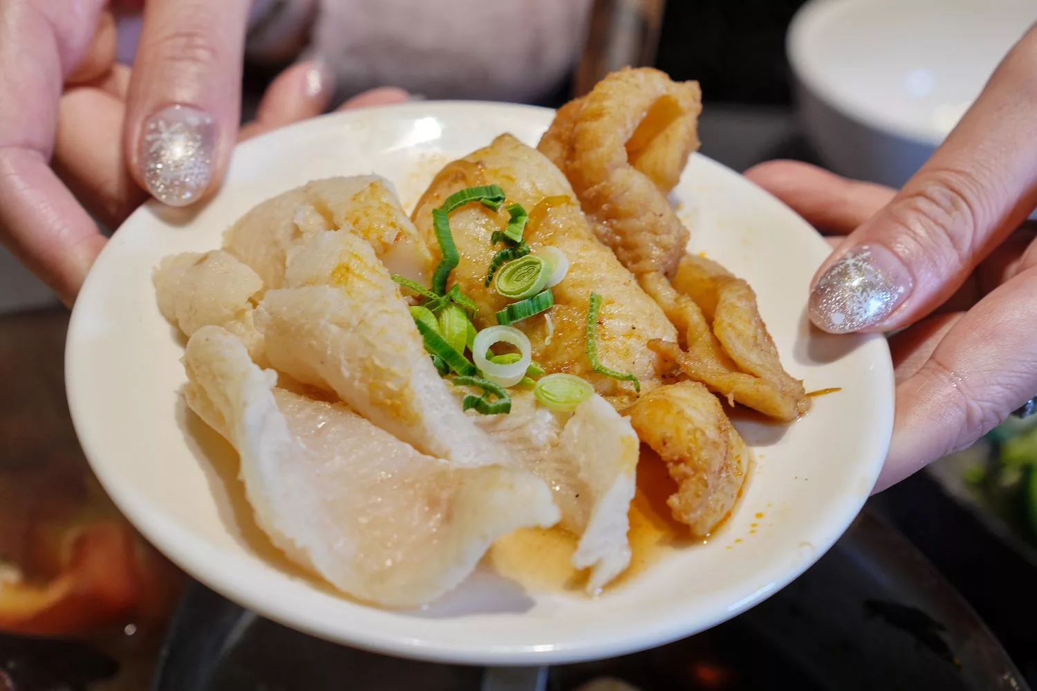 【岩漿火鍋 微風信義店】古法漢方麻辣湯，必吃黑毛和牛火焰炙燒豬，台北麻辣鍋推薦! @混血珊莎的奇幻旅程