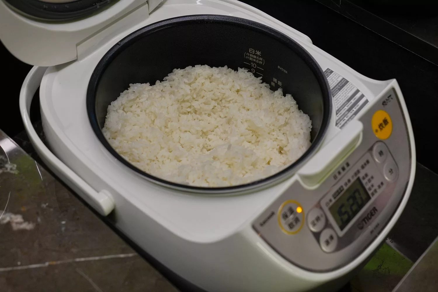 【岩漿火鍋 微風信義店】古法漢方麻辣湯，必吃黑毛和牛火焰炙燒豬，台北麻辣鍋推薦! @混血珊莎的奇幻旅程