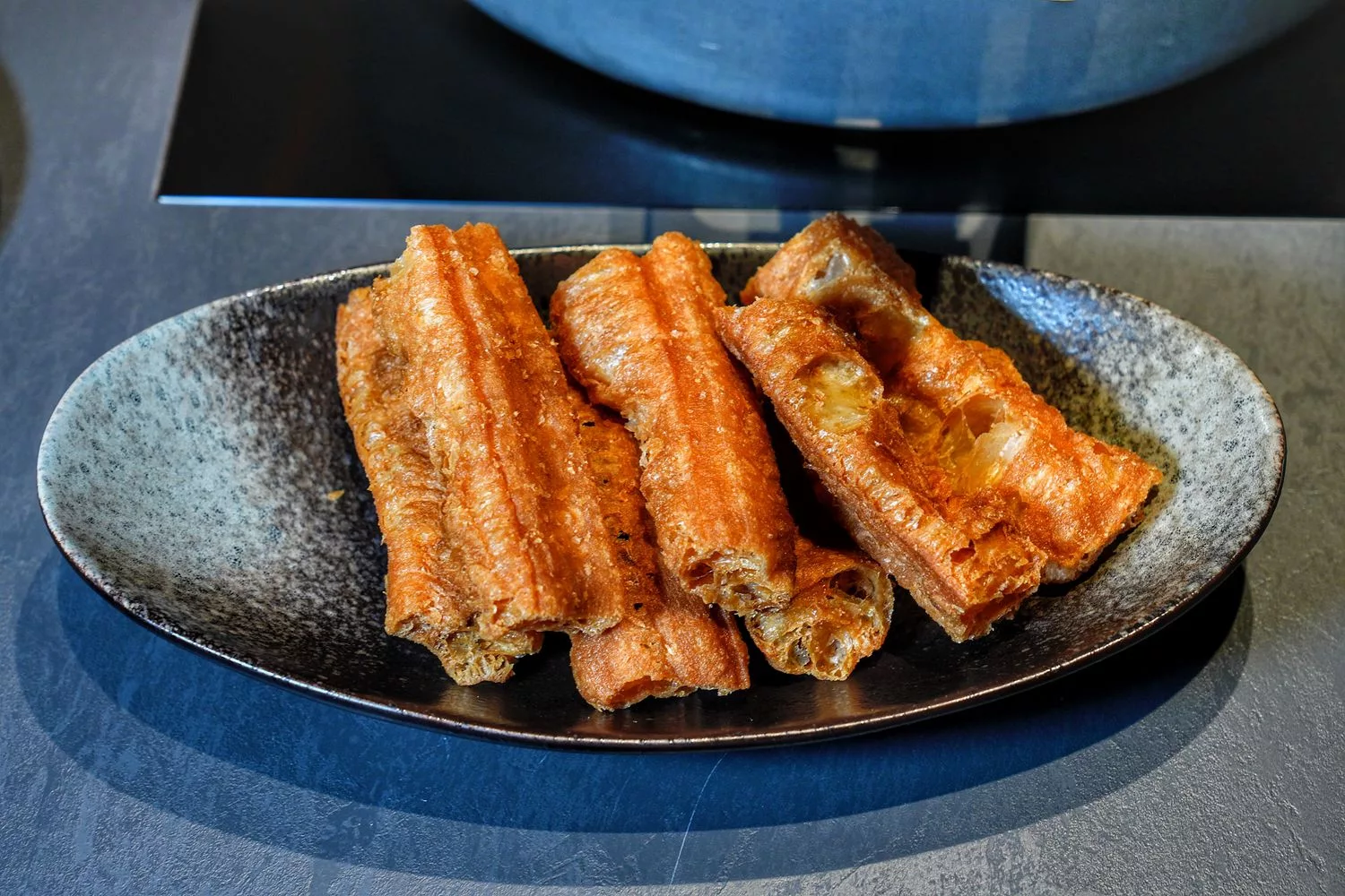 【岩漿火鍋 微風信義店】古法漢方麻辣湯，必吃黑毛和牛火焰炙燒豬，台北麻辣鍋推薦! @混血珊莎的奇幻旅程