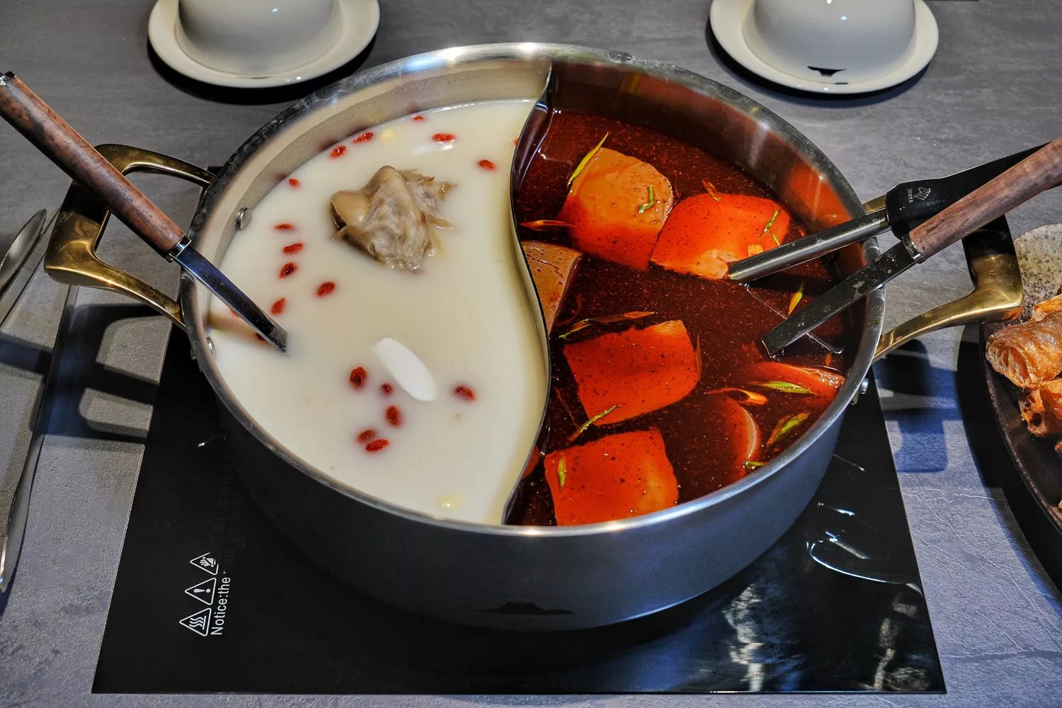 【岩漿火鍋 微風信義店】古法漢方麻辣湯，必吃黑毛和牛火焰炙燒豬，台北麻辣鍋推薦! @混血珊莎的奇幻旅程