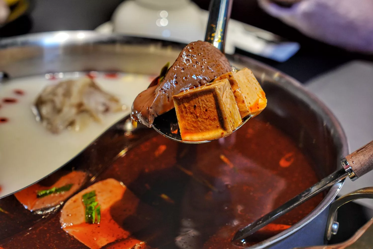 【岩漿火鍋 微風信義店】古法漢方麻辣湯，必吃黑毛和牛火焰炙燒豬，台北麻辣鍋推薦! @混血珊莎的奇幻旅程