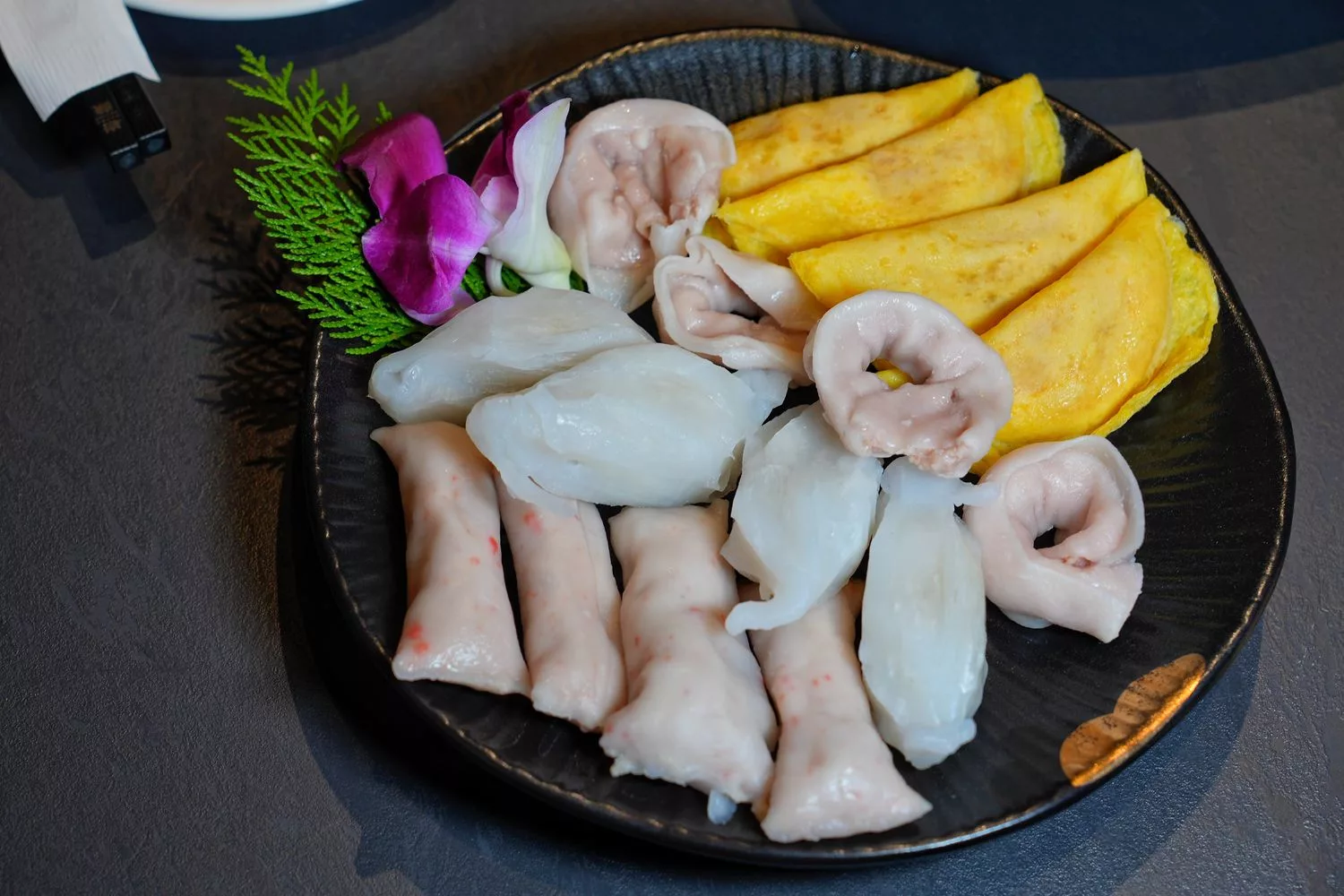 【岩漿火鍋 微風信義店】古法漢方麻辣湯，必吃黑毛和牛火焰炙燒豬，台北麻辣鍋推薦! @混血珊莎的奇幻旅程