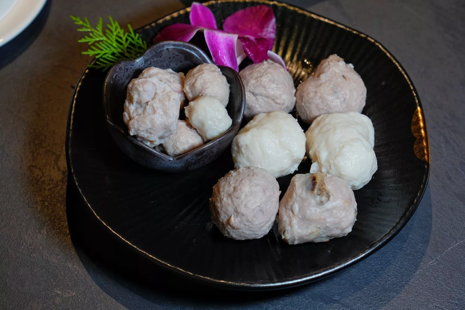 【岩漿火鍋 微風信義店】古法漢方麻辣湯，必吃黑毛和牛火焰炙燒豬，台北麻辣鍋推薦! @混血珊莎的奇幻旅程