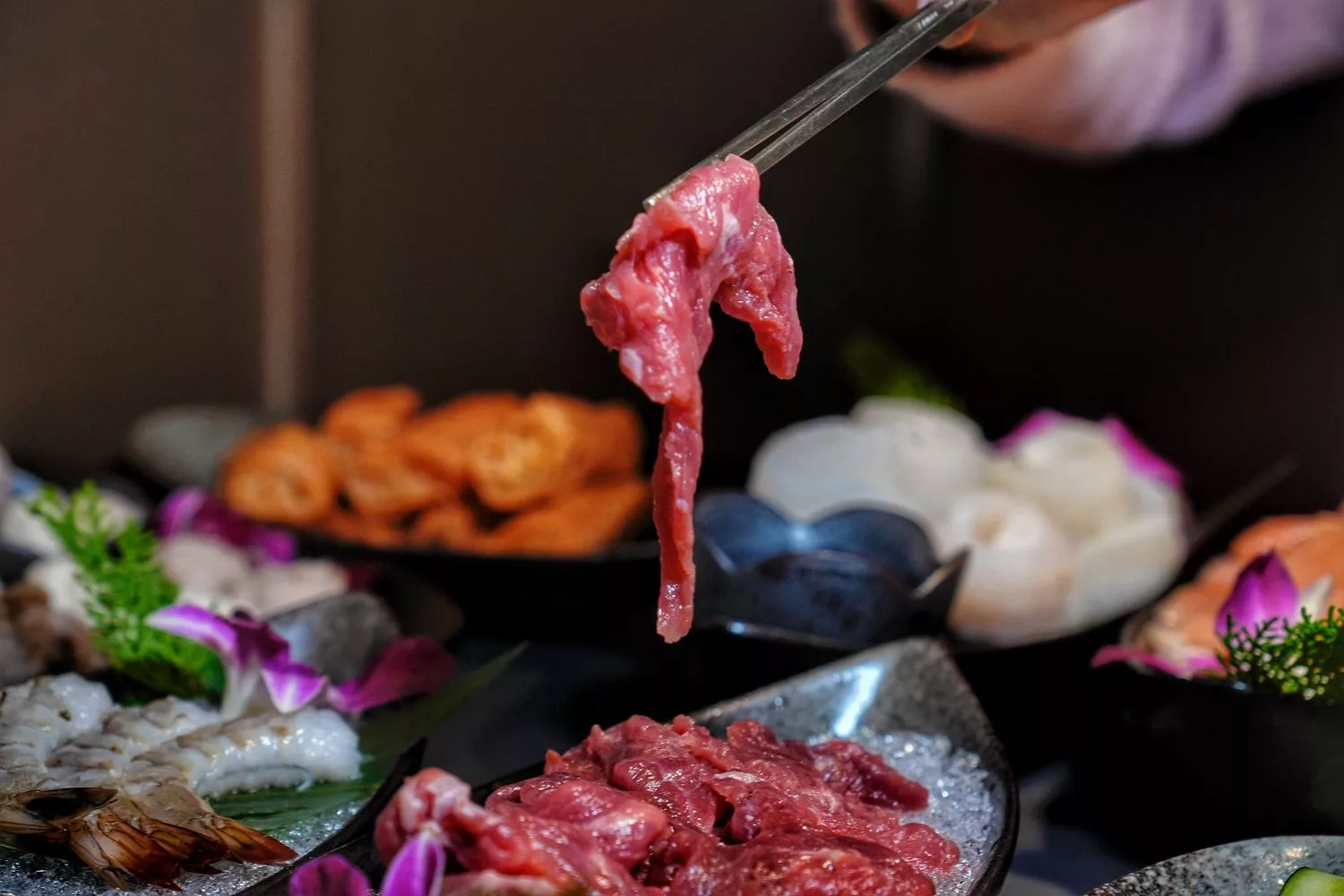 【岩漿火鍋 微風信義店】古法漢方麻辣湯，必吃黑毛和牛火焰炙燒豬，台北麻辣鍋推薦! @混血珊莎的奇幻旅程