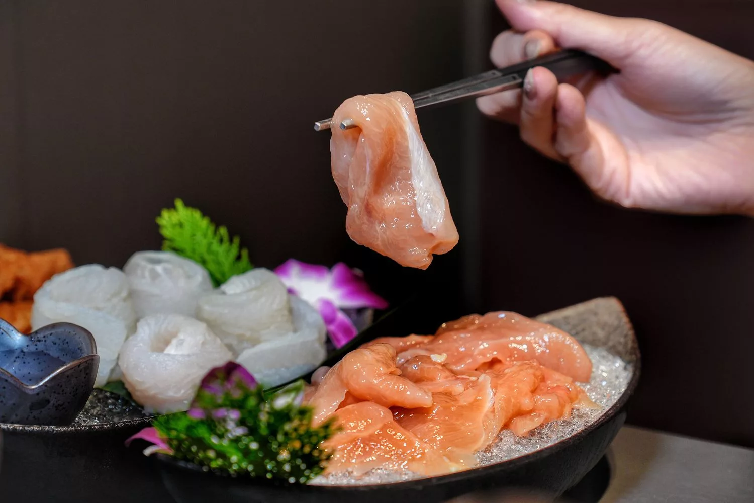 【岩漿火鍋 微風信義店】古法漢方麻辣湯，必吃黑毛和牛火焰炙燒豬，台北麻辣鍋推薦! @混血珊莎的奇幻旅程