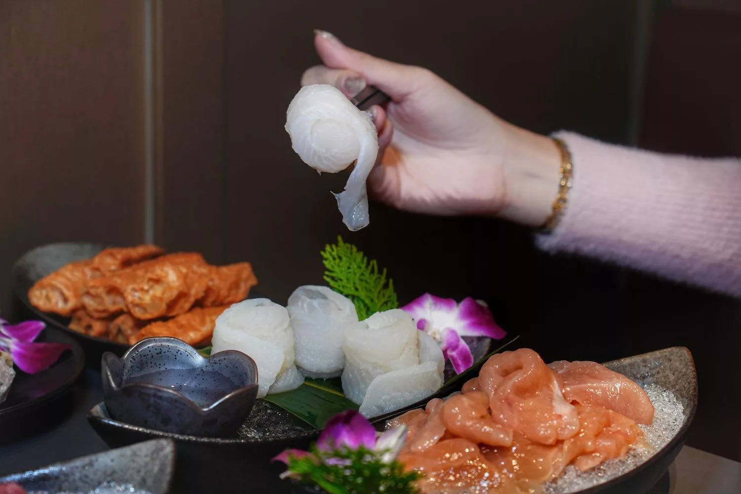 【岩漿火鍋 微風信義店】古法漢方麻辣湯，必吃黑毛和牛火焰炙燒豬，台北麻辣鍋推薦! @混血珊莎的奇幻旅程