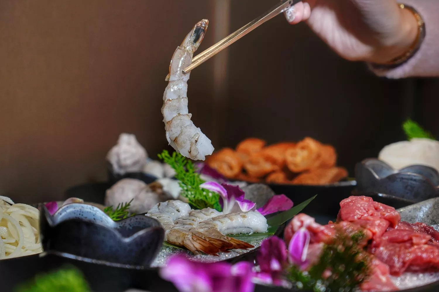 【岩漿火鍋 微風信義店】古法漢方麻辣湯，必吃黑毛和牛火焰炙燒豬，台北麻辣鍋推薦! @混血珊莎的奇幻旅程