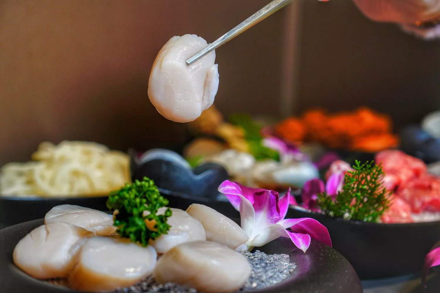 【岩漿火鍋 微風信義店】古法漢方麻辣湯，必吃黑毛和牛火焰炙燒豬，台北麻辣鍋推薦! @混血珊莎的奇幻旅程