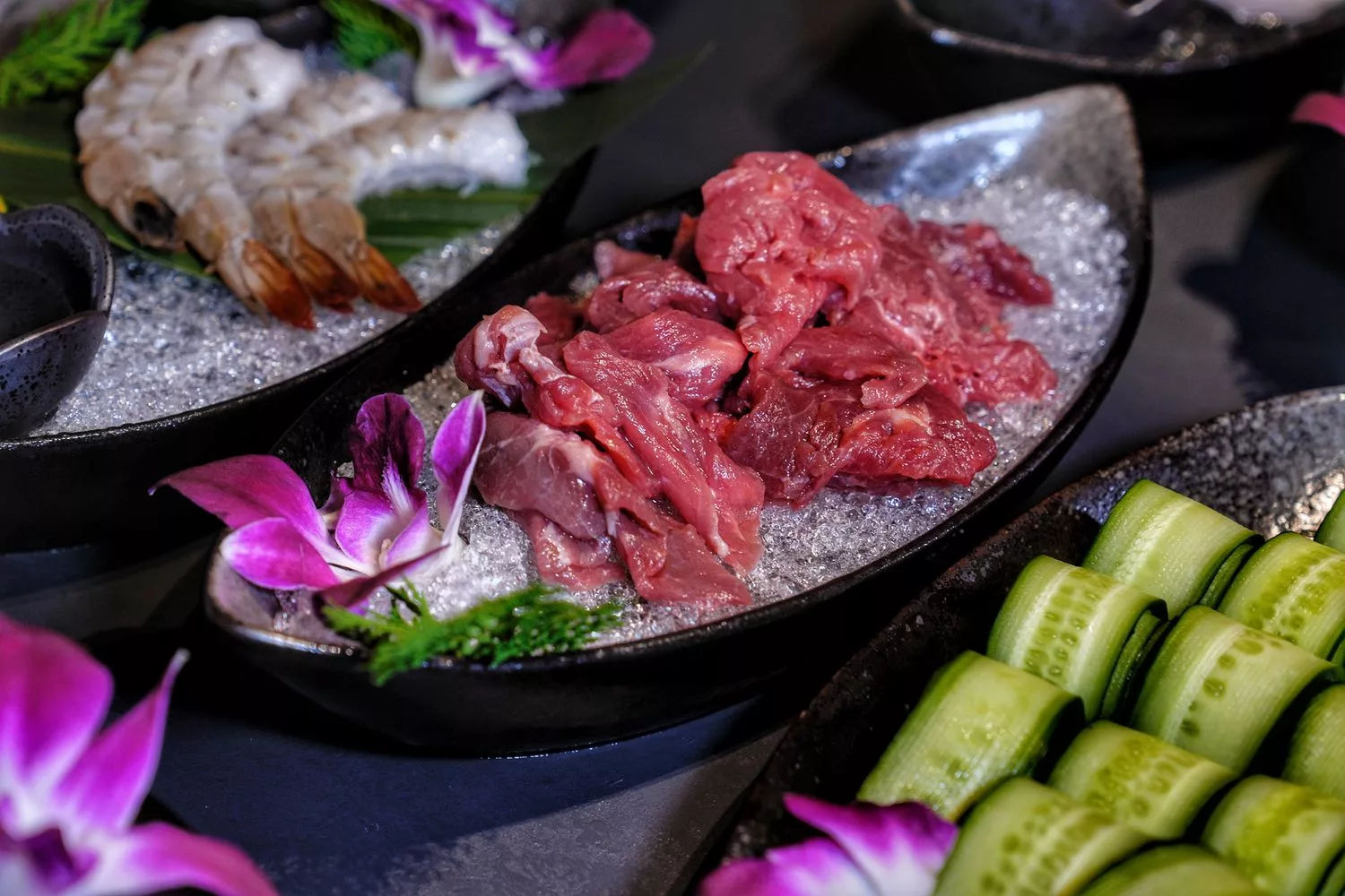 【岩漿火鍋 微風信義店】古法漢方麻辣湯，必吃黑毛和牛火焰炙燒豬，台北麻辣鍋推薦! @混血珊莎的奇幻旅程