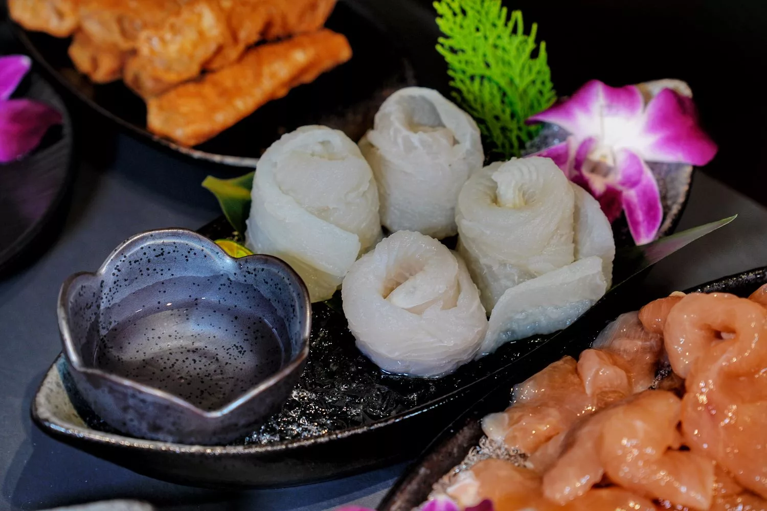 【岩漿火鍋 微風信義店】古法漢方麻辣湯，必吃黑毛和牛火焰炙燒豬，台北麻辣鍋推薦! @混血珊莎的奇幻旅程