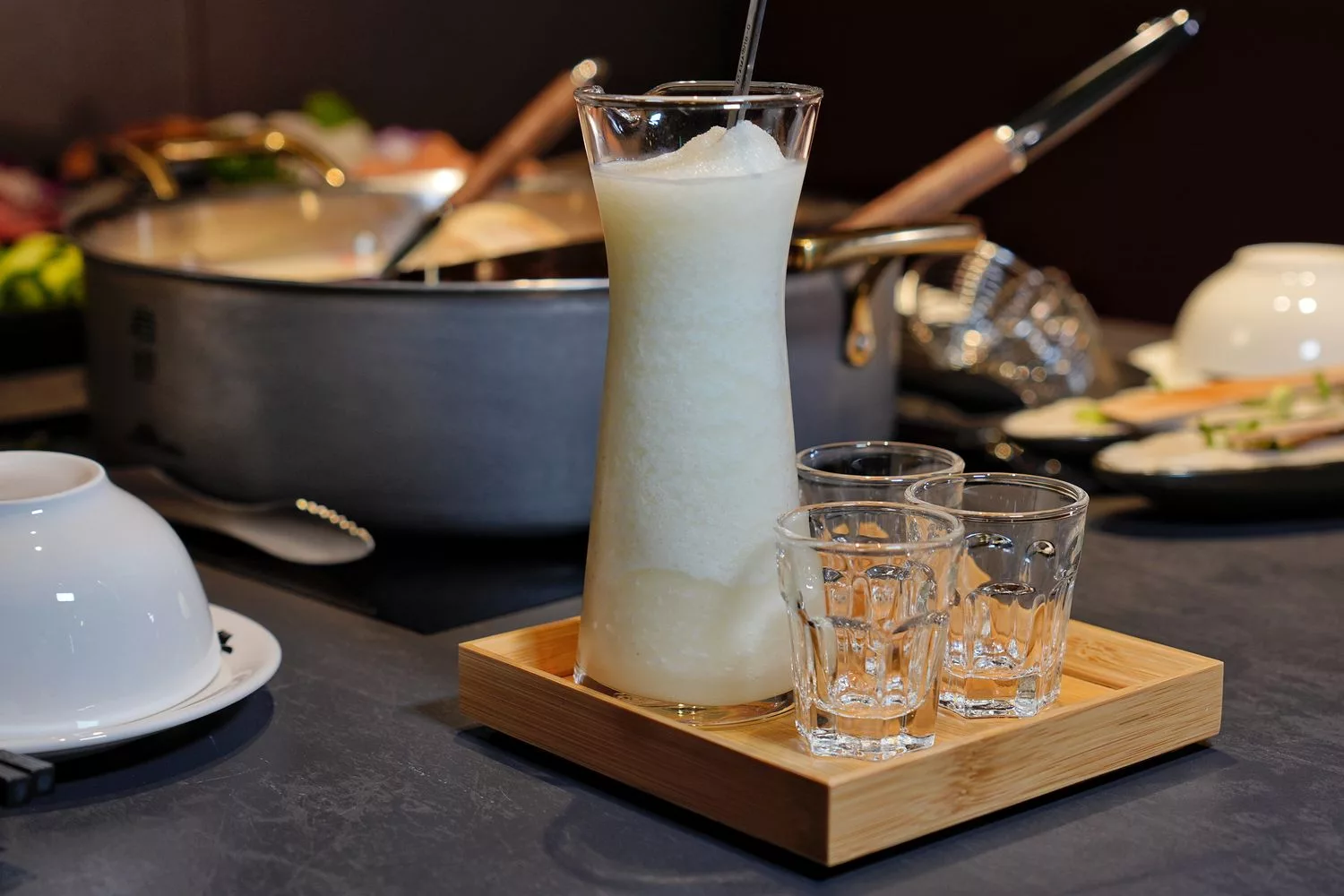 【岩漿火鍋 微風信義店】古法漢方麻辣湯，必吃黑毛和牛火焰炙燒豬，台北麻辣鍋推薦! @混血珊莎的奇幻旅程