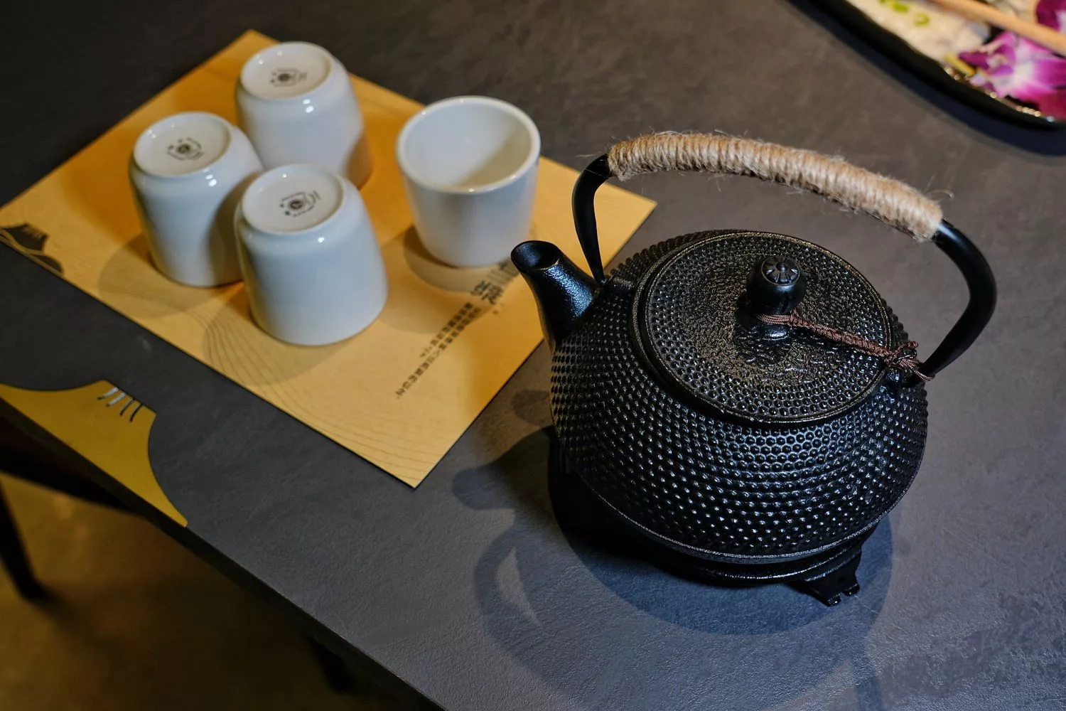 【岩漿火鍋 微風信義店】古法漢方麻辣湯，必吃黑毛和牛火焰炙燒豬，台北麻辣鍋推薦! @混血珊莎的奇幻旅程