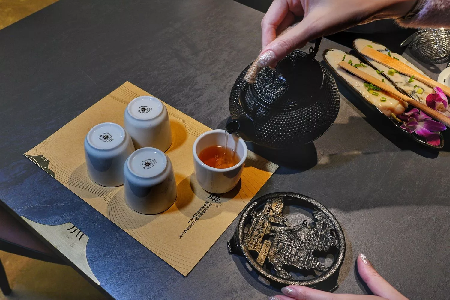 【岩漿火鍋 微風信義店】古法漢方麻辣湯，必吃黑毛和牛火焰炙燒豬，台北麻辣鍋推薦! @混血珊莎的奇幻旅程