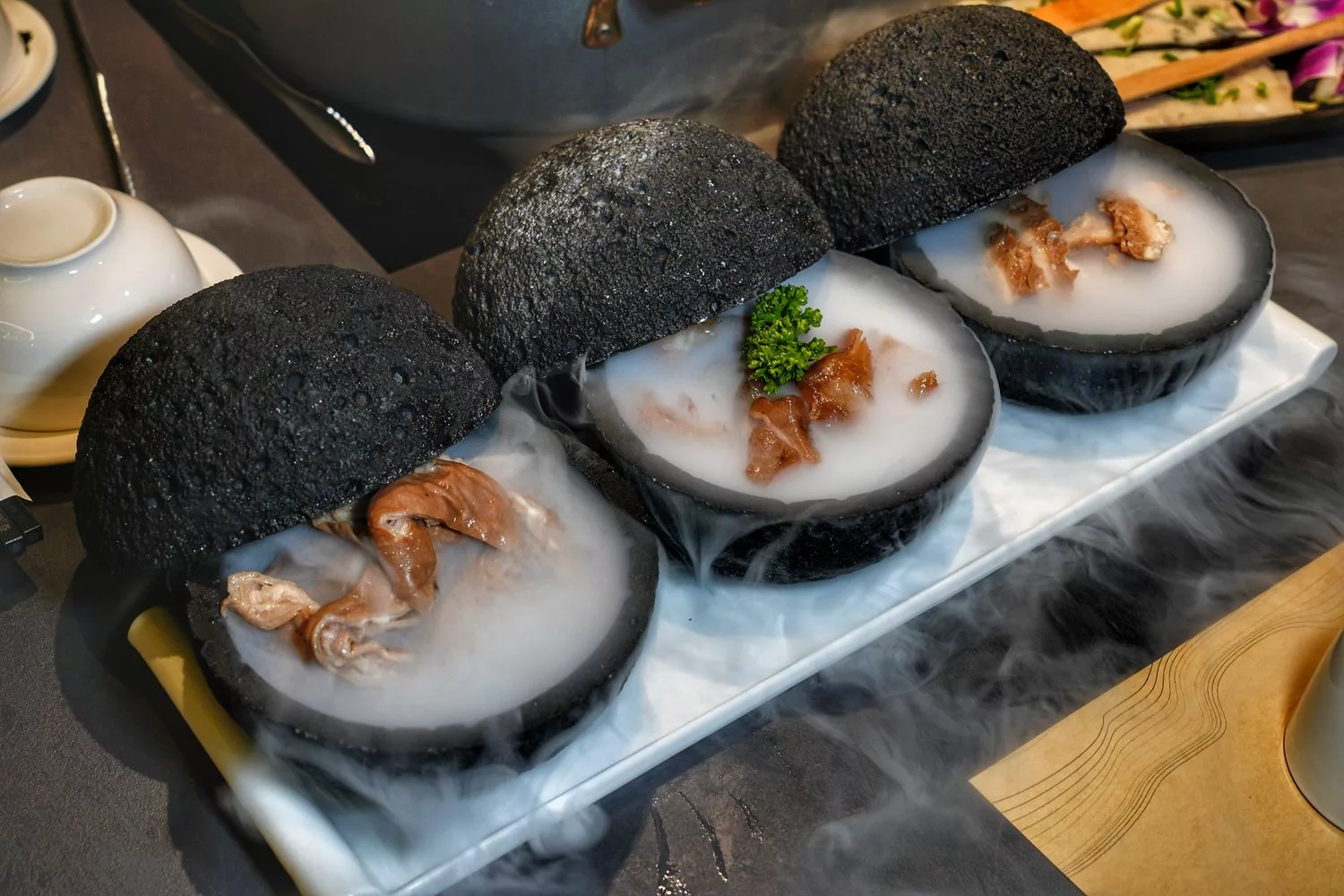 【岩漿火鍋 微風信義店】古法漢方麻辣湯，必吃黑毛和牛火焰炙燒豬，台北麻辣鍋推薦! @混血珊莎的奇幻旅程