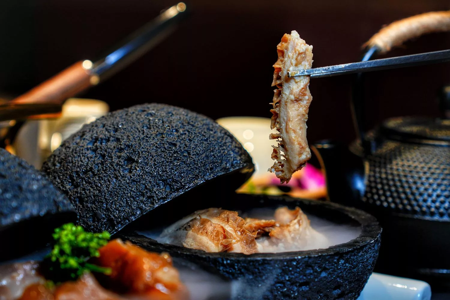 【岩漿火鍋 微風信義店】古法漢方麻辣湯，必吃黑毛和牛火焰炙燒豬，台北麻辣鍋推薦! @混血珊莎的奇幻旅程