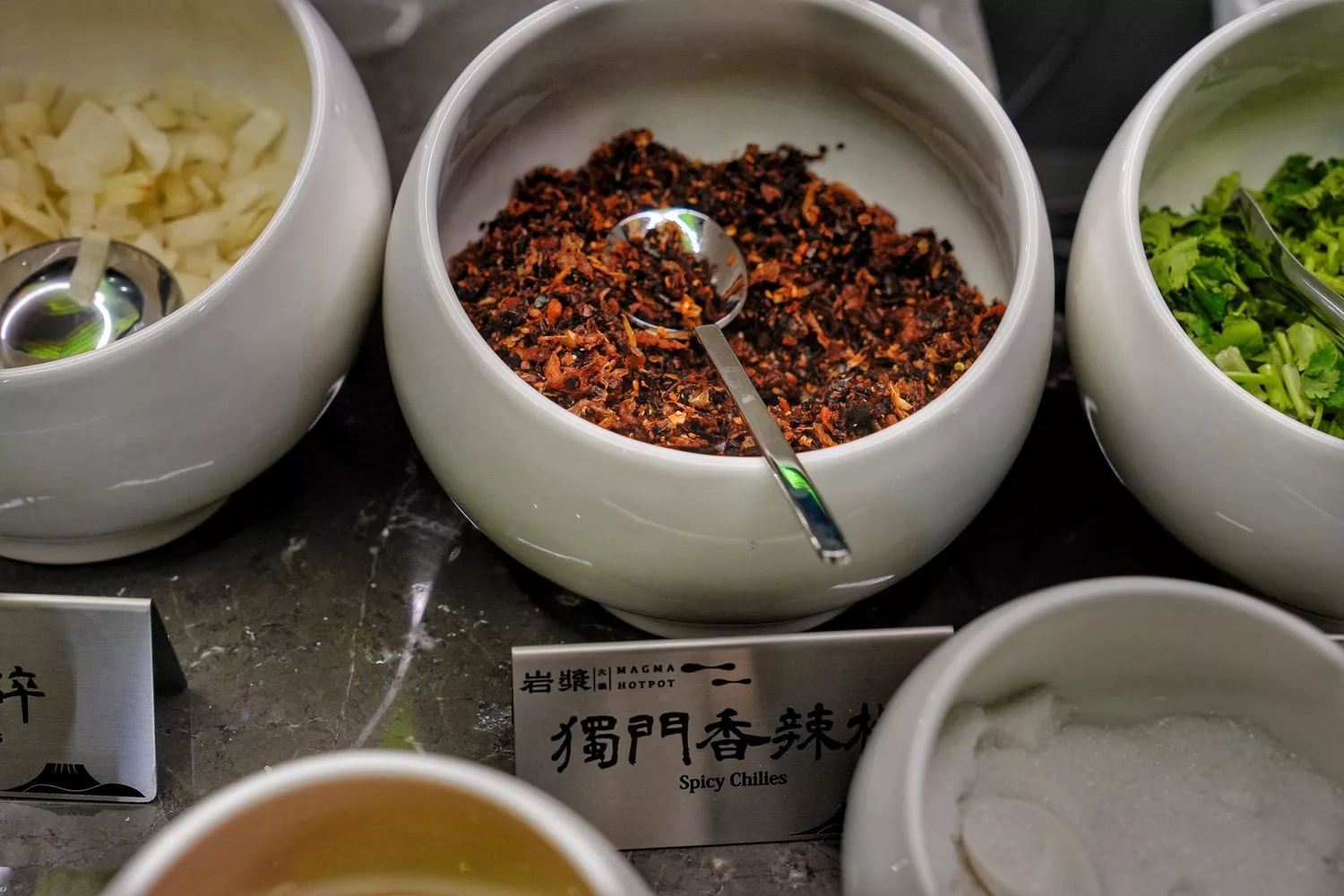 【岩漿火鍋 微風信義店】古法漢方麻辣湯，必吃黑毛和牛火焰炙燒豬，台北麻辣鍋推薦! @混血珊莎的奇幻旅程