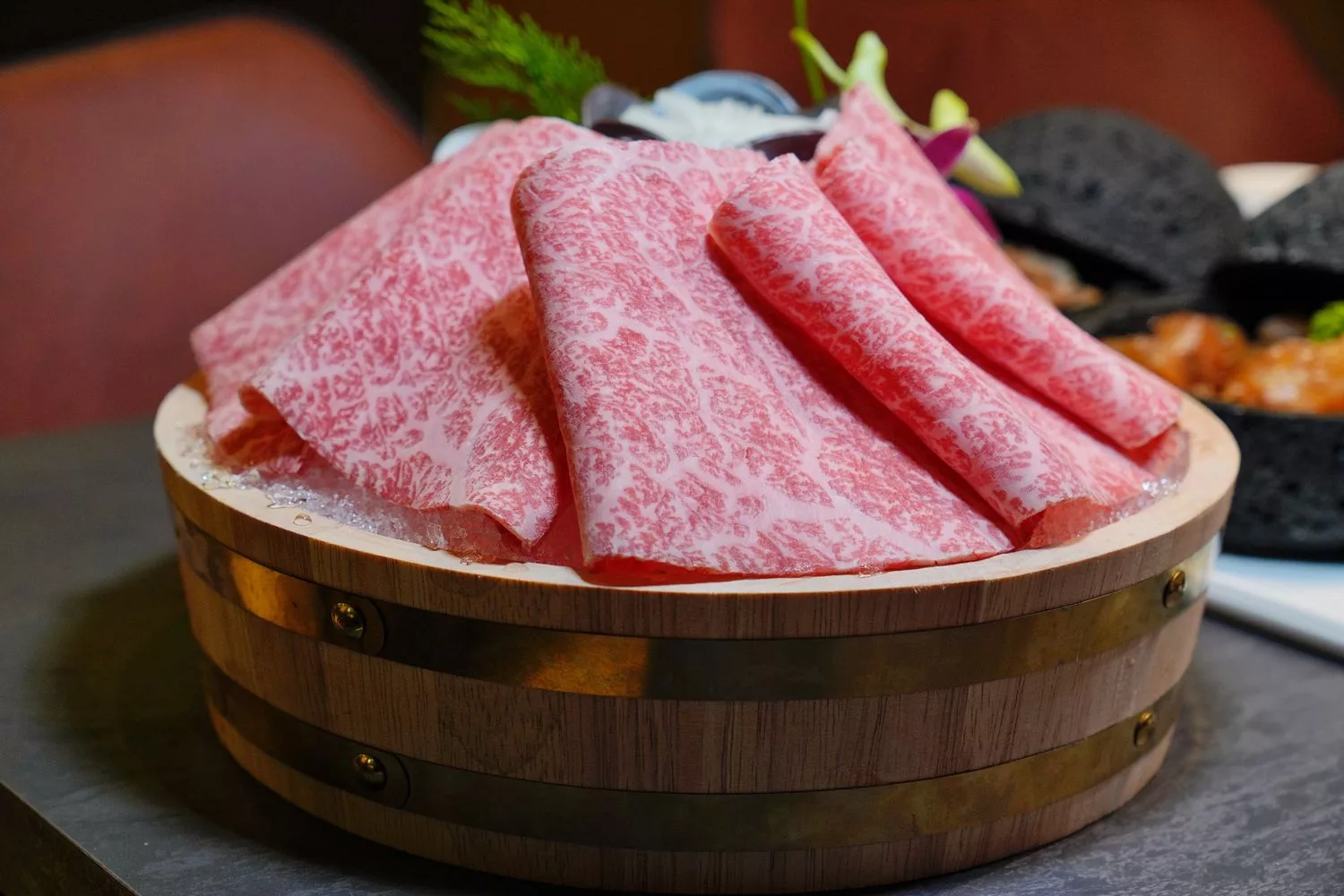 【岩漿火鍋 微風信義店】古法漢方麻辣湯，必吃黑毛和牛火焰炙燒豬，台北麻辣鍋推薦! @混血珊莎的奇幻旅程
