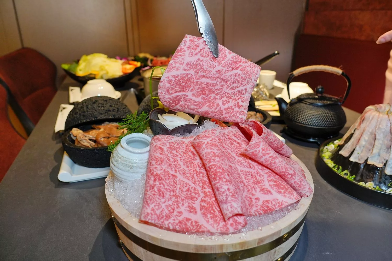 【岩漿火鍋 微風信義店】古法漢方麻辣湯，必吃黑毛和牛火焰炙燒豬，台北麻辣鍋推薦! @混血珊莎的奇幻旅程