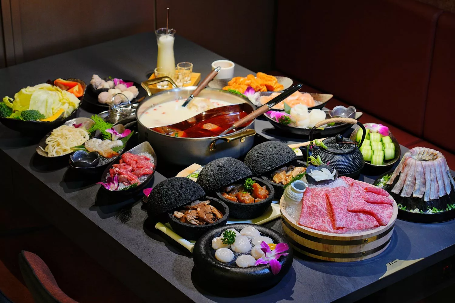 【岩漿火鍋 微風信義店】古法漢方麻辣湯，必吃黑毛和牛火焰炙燒豬，台北麻辣鍋推薦! @混血珊莎的奇幻旅程