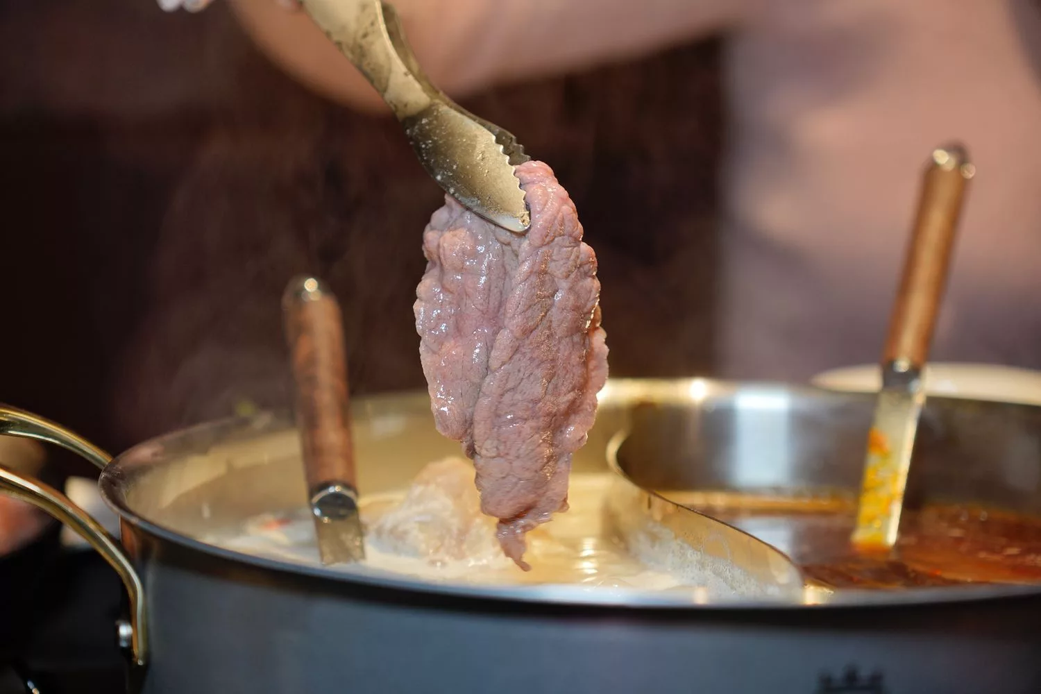 【岩漿火鍋 微風信義店】古法漢方麻辣湯，必吃黑毛和牛火焰炙燒豬，台北麻辣鍋推薦! @混血珊莎的奇幻旅程