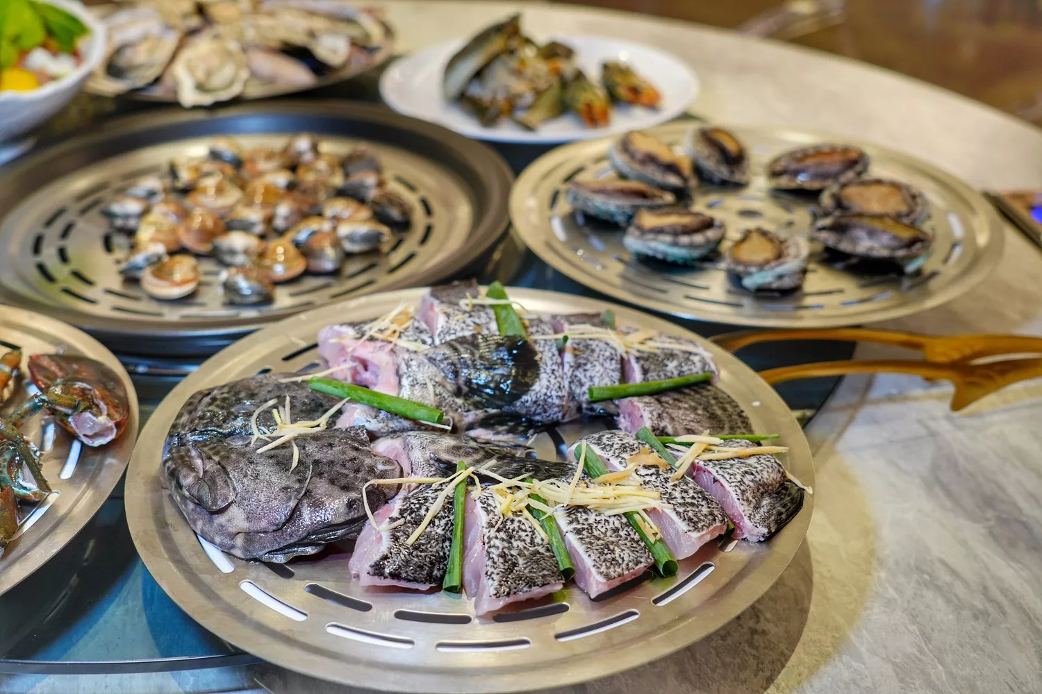 【新莊海鮮餐廳】濤濤海鮮蒸氣鍋，將大海放進鍋內，管家桌邊服務免動手! @混血珊莎的奇幻旅程