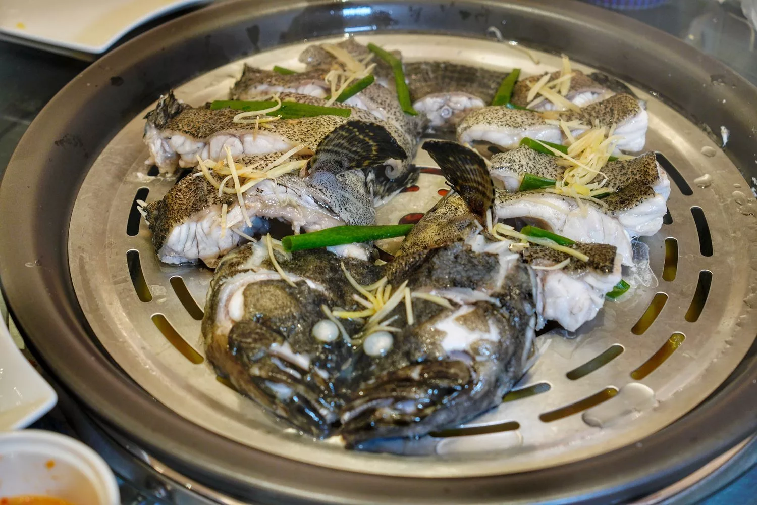 【新莊海鮮餐廳】濤濤海鮮蒸氣鍋，將大海放進鍋內，管家桌邊服務免動手! @混血珊莎的奇幻旅程