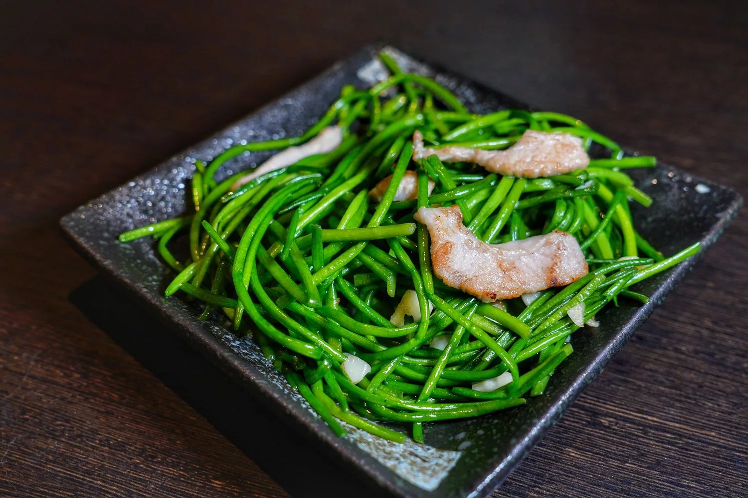 【新莊居酒屋】老串角居酒屋新莊店，超人氣平價炭火串燒，下班小酌就來這! @混血珊莎的奇幻旅程