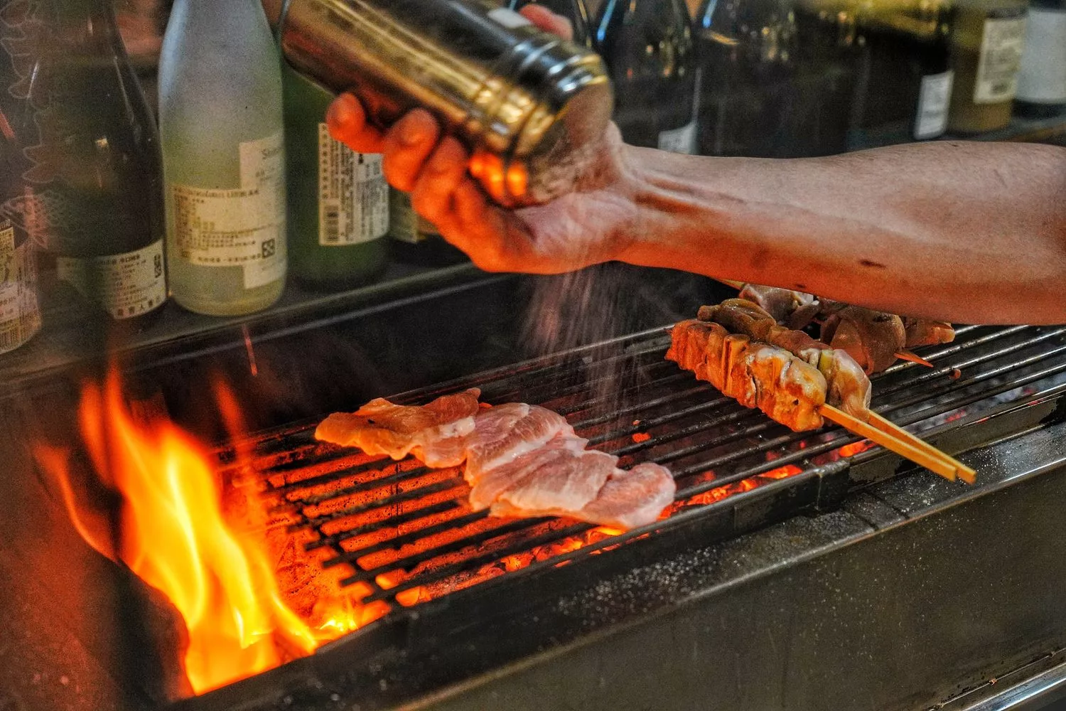 【新莊居酒屋】老串角居酒屋新莊店，超人氣平價炭火串燒，下班小酌就來這! @混血珊莎的奇幻旅程