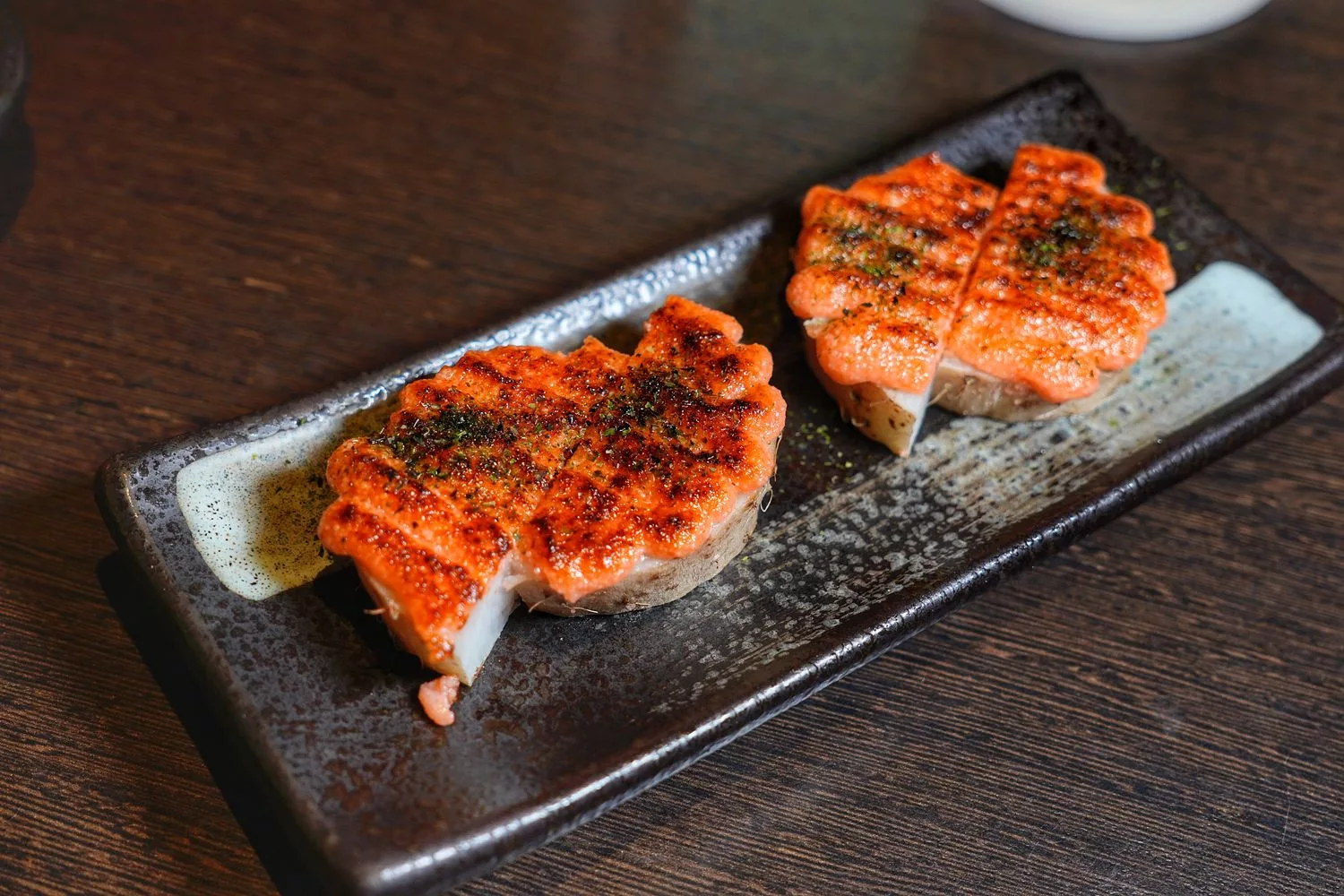 【新莊居酒屋】老串角居酒屋新莊店，超人氣平價炭火串燒，下班小酌就來這! @混血珊莎的奇幻旅程