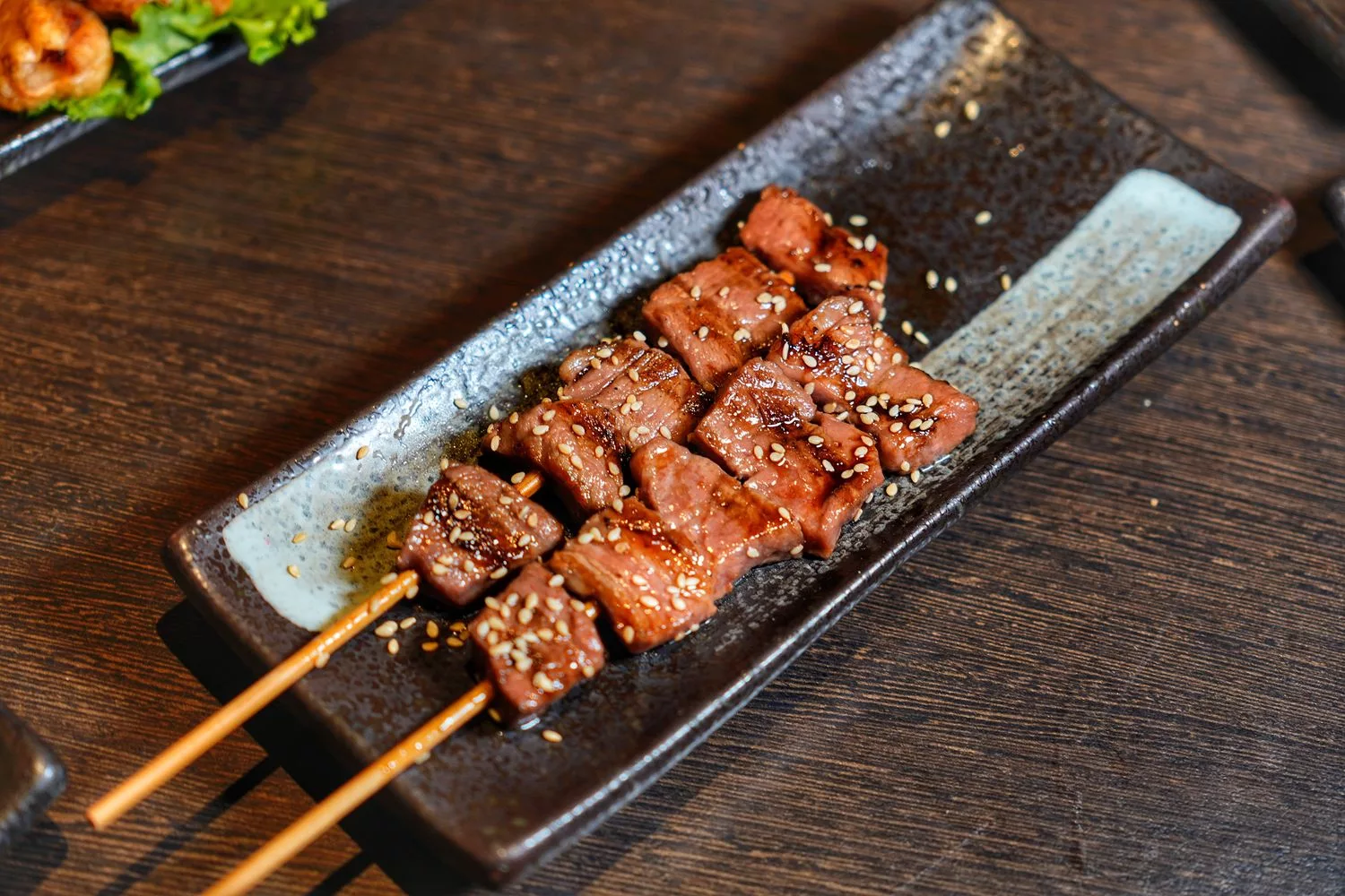 【新莊居酒屋】老串角居酒屋新莊店，超人氣平價炭火串燒，下班小酌就來這! @混血珊莎的奇幻旅程
