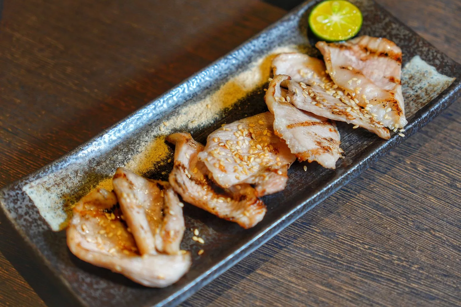 【新莊居酒屋】老串角居酒屋新莊店，超人氣平價炭火串燒，下班小酌就來這! @混血珊莎的奇幻旅程