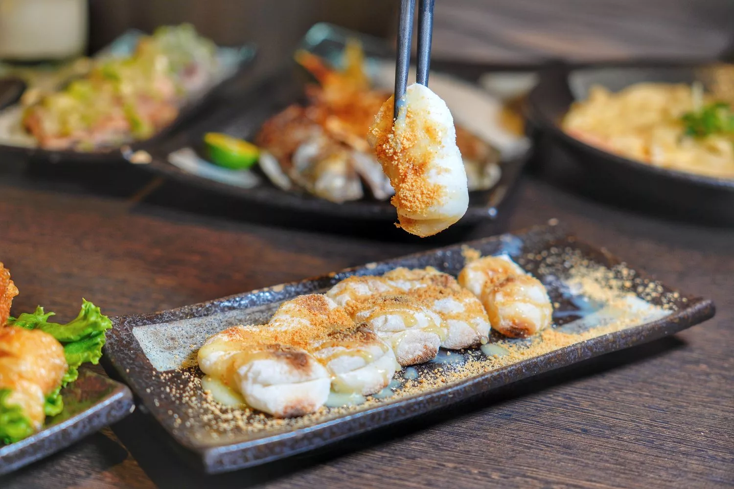 【新莊居酒屋】老串角居酒屋新莊店，超人氣平價炭火串燒，下班小酌就來這! @混血珊莎的奇幻旅程