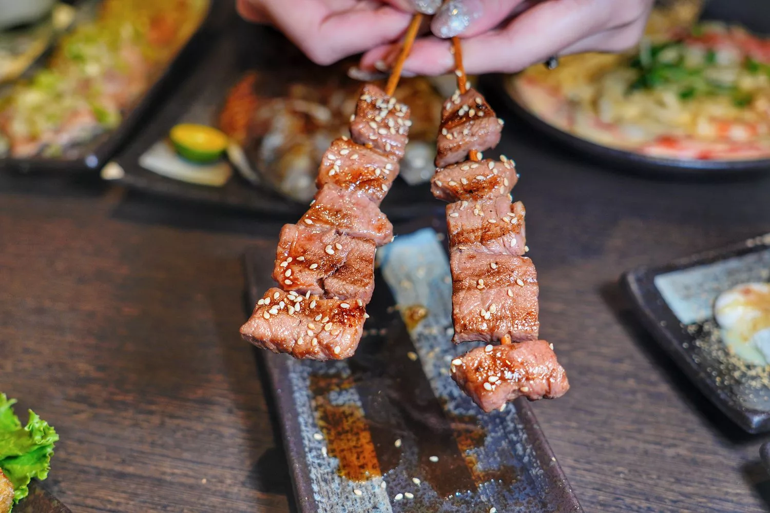 【新莊居酒屋】老串角居酒屋新莊店，超人氣平價炭火串燒，下班小酌就來這! @混血珊莎的奇幻旅程